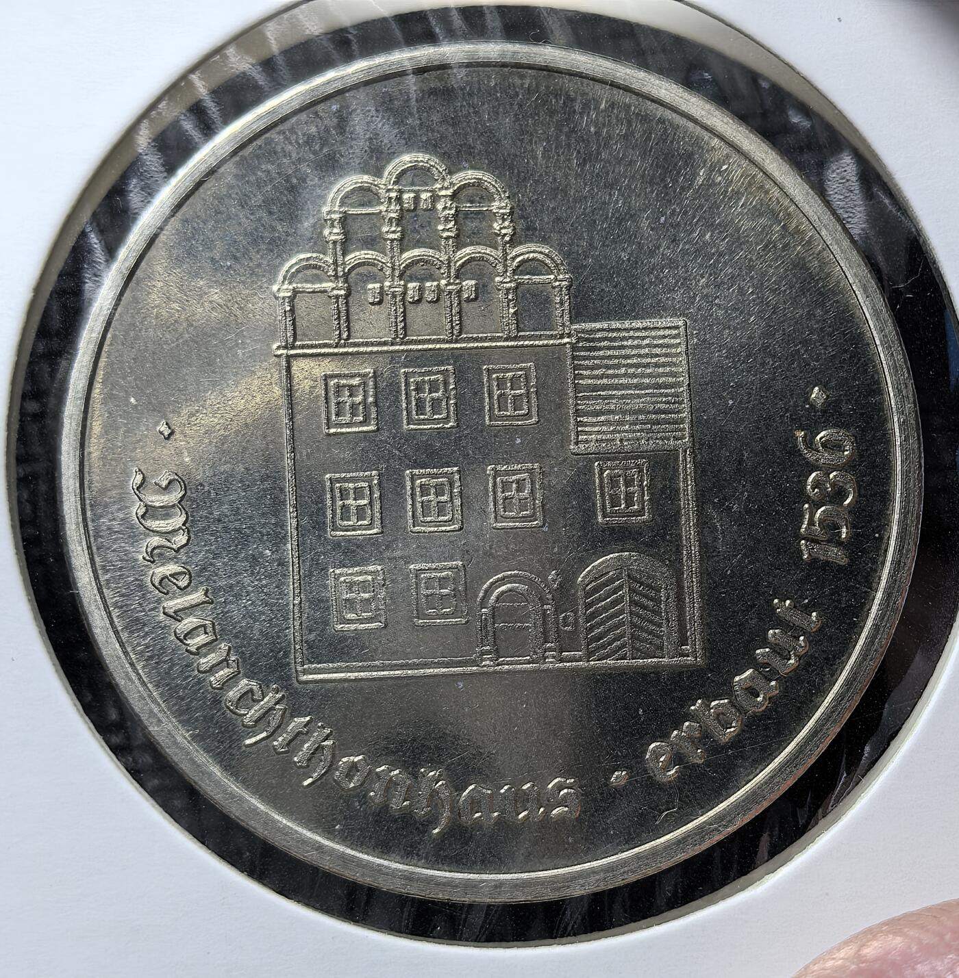 外国优质老铜币银币苏联纪念章，每周六晚九点倒数截拍，满百包邮可寄存，持续收拍 德国维滕贝格大型纪念章：一面是 1536 年为宗教改革家菲利普・梅兰希通（马丁・路德挚友）建造的居所 “梅兰希通之家”，另一面是维滕贝格城市景观，见证宗教改革与人文主义学术的历史印记