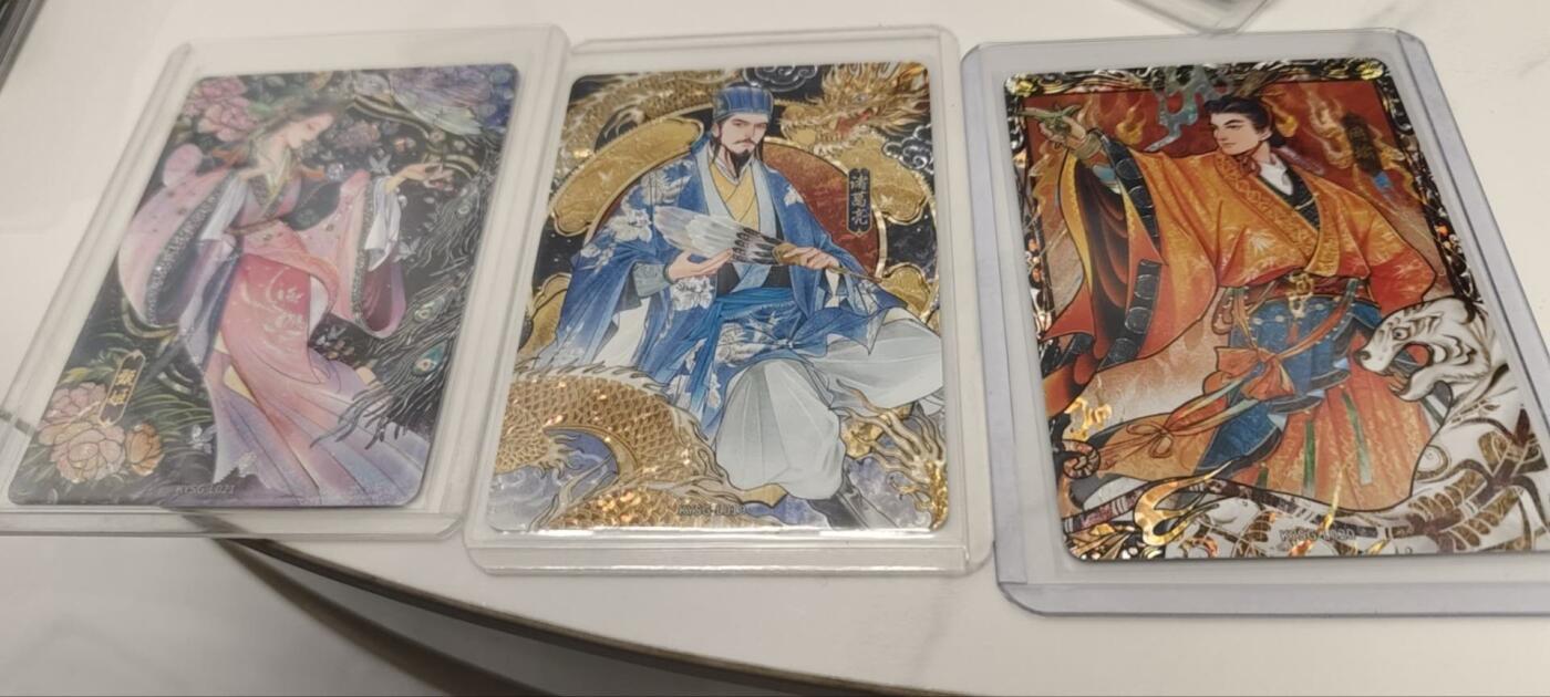 秋原瞳的小店第三十八期（忽如一夜春风来，千树万树梨花开！） 卡游三国漆彩艺术家一套齐——周瑜，诸葛亮，甄姬