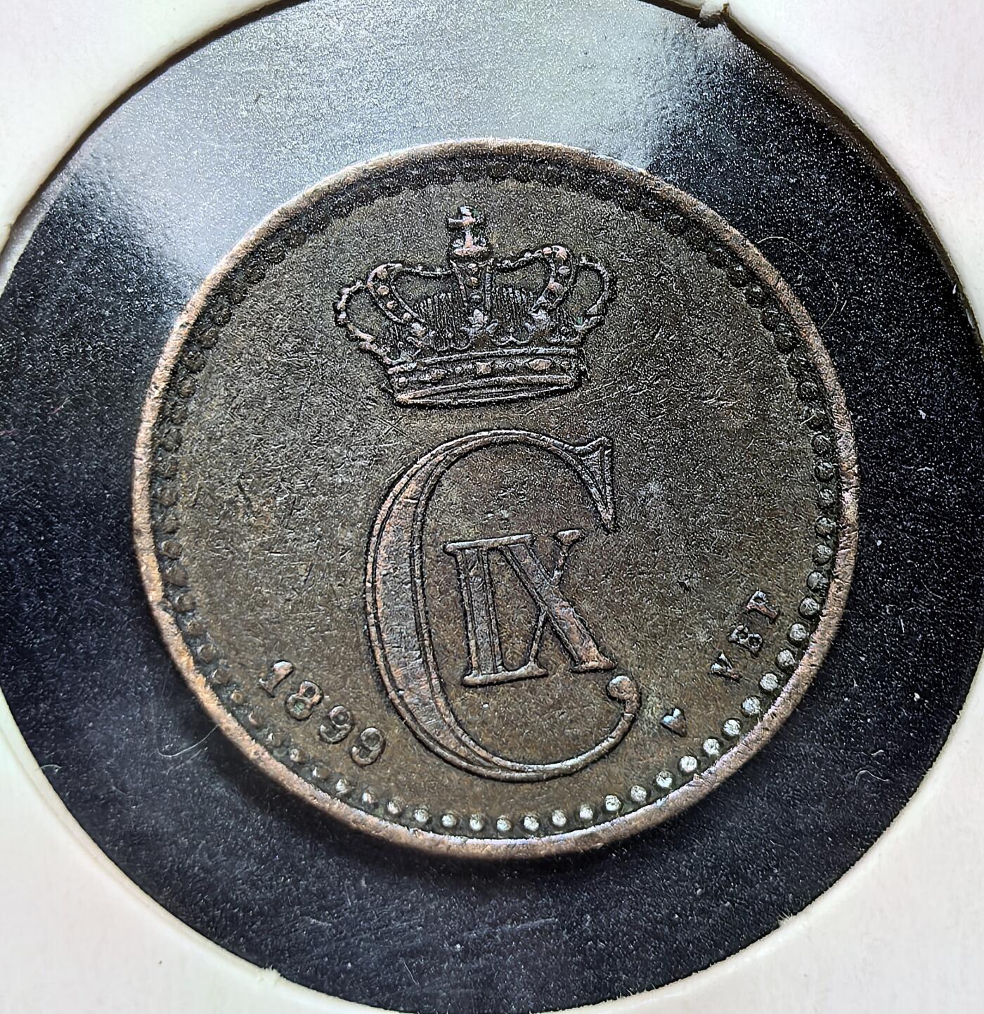 外国优质老铜币银币苏联纪念章，每周六晚九点倒数截拍，满百包邮可寄存，持续收拍 丹麦 1899 年1 欧尔青铜币，发行于克里斯蒂安九世时期（1863-1906）。正面为国王花押与王冠，背面饰海豚与麦秆，是 19 世纪末丹麦流通货币，见证北欧币制改革与君主时代风貌。