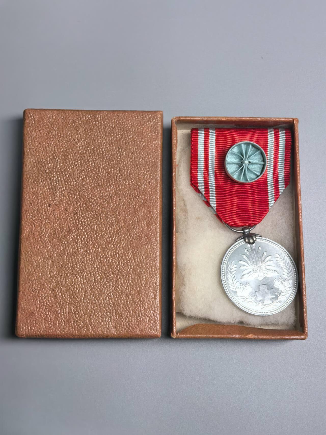 小驴勋章奖章收藏3月7日周六晚六点拍卖（珍爱和平，收藏战争，铭记历史，勿忘国耻，忠党爱国。有偿代拍，送拍规则在简介最后，参拍须阅读规则后再参拍，关系到运费包装发货时效真假辨别等关键信息，拍卖时不再发原图，看大图店主微信码在拍卖店铺介绍里） 赤十字徽章带盒，铝质