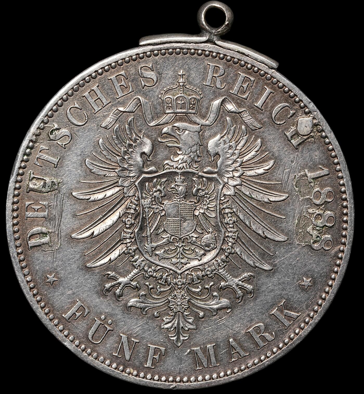 修遠堂世界钱币第106期，请看参拍说明 1888年普鲁士弗里德里希三世5马克大银币，正面改珐琅，背面有焊点去除，带挂扣，重26.75g