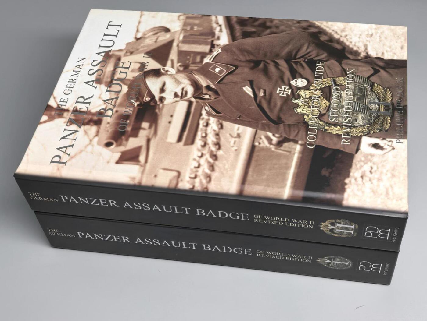 小驴勋章奖章收藏3月7日周六晚六点拍卖（珍爱和平，收藏战争，铭记历史，勿忘国耻，忠党爱国。有偿代拍，送拍规则在简介最后，参拍须阅读规则后再参拍，关系到运费包装发货时效真假辨别等关键信息，拍卖时不再发原图，看大图店主微信码在拍卖店铺介绍里） 《二战德国坦克突击奖章》上下册，世界最顶尖坦克突击奖章专家PHILIPPE先生作品，2021年修订本，新增PHILIPPE先生十几年的研究成果，增加了200页，书页数达到1100页，作者亲签扉页和名片，（3公斤重，完整运回国费用很高），非常专业的书看完记住就可以成为坦克突击奖章专家了