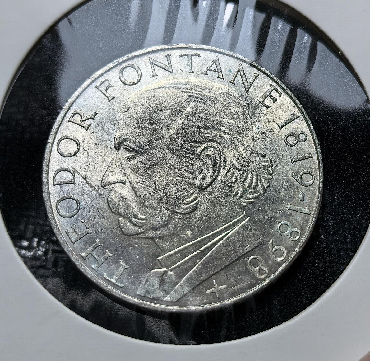 外国优质老铜币银币苏联纪念章，每周六晚九点倒数截拍，满百包邮可寄存，持续收拍 西德1969年5马克银币11.2克625银纯银价150元，为纪念现实主义文学大师西奥多・冯塔纳诞辰 150 周年而铸。正面为冯塔纳头像，背面是联邦德国鹰徽，是展现战后德国文化传承的经典纪念币。