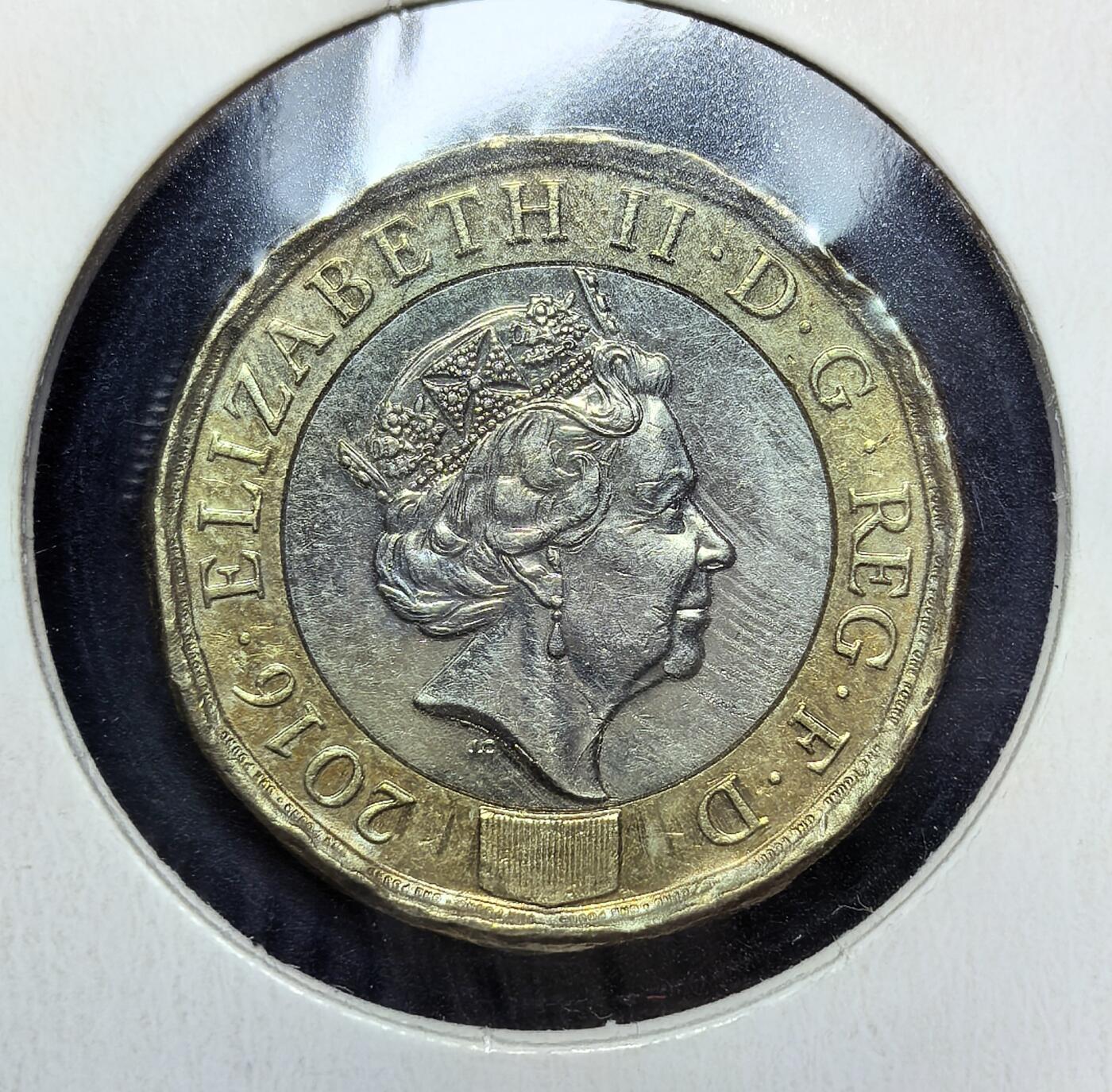 外国优质老铜币银币苏联纪念章，每周六晚九点倒数截拍，满百包邮可寄存，持续收拍 英国新版12 边形双色1 英镑硬币，为防伪造取代旧圆形币。正面为伊丽莎白二世头像，背面由 15 岁学生戴维・皮尔斯设计，以英格兰玫瑰、威尔士韭葱、苏格兰蓟花、北爱尔兰三叶草簇拥王冠，象征联合王国四地团结。