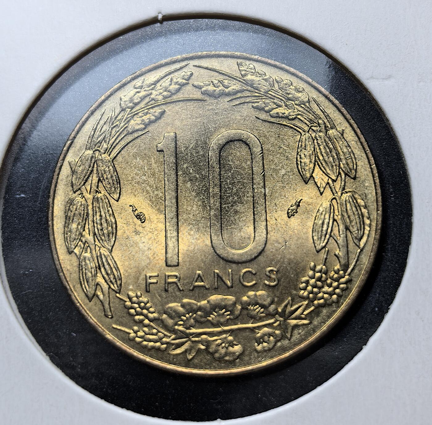 外国优质老铜币银币苏联纪念章，每周六晚九点倒数截拍，满百包邮可寄存，持续收拍 中非国家银行1985年10法郎，流通于中部非洲 6 国。正面三只巨羚是区域象征，背面可可、咖啡、棉花等作物，体现当地经济支柱，是法非殖民货币体系延续的产物。