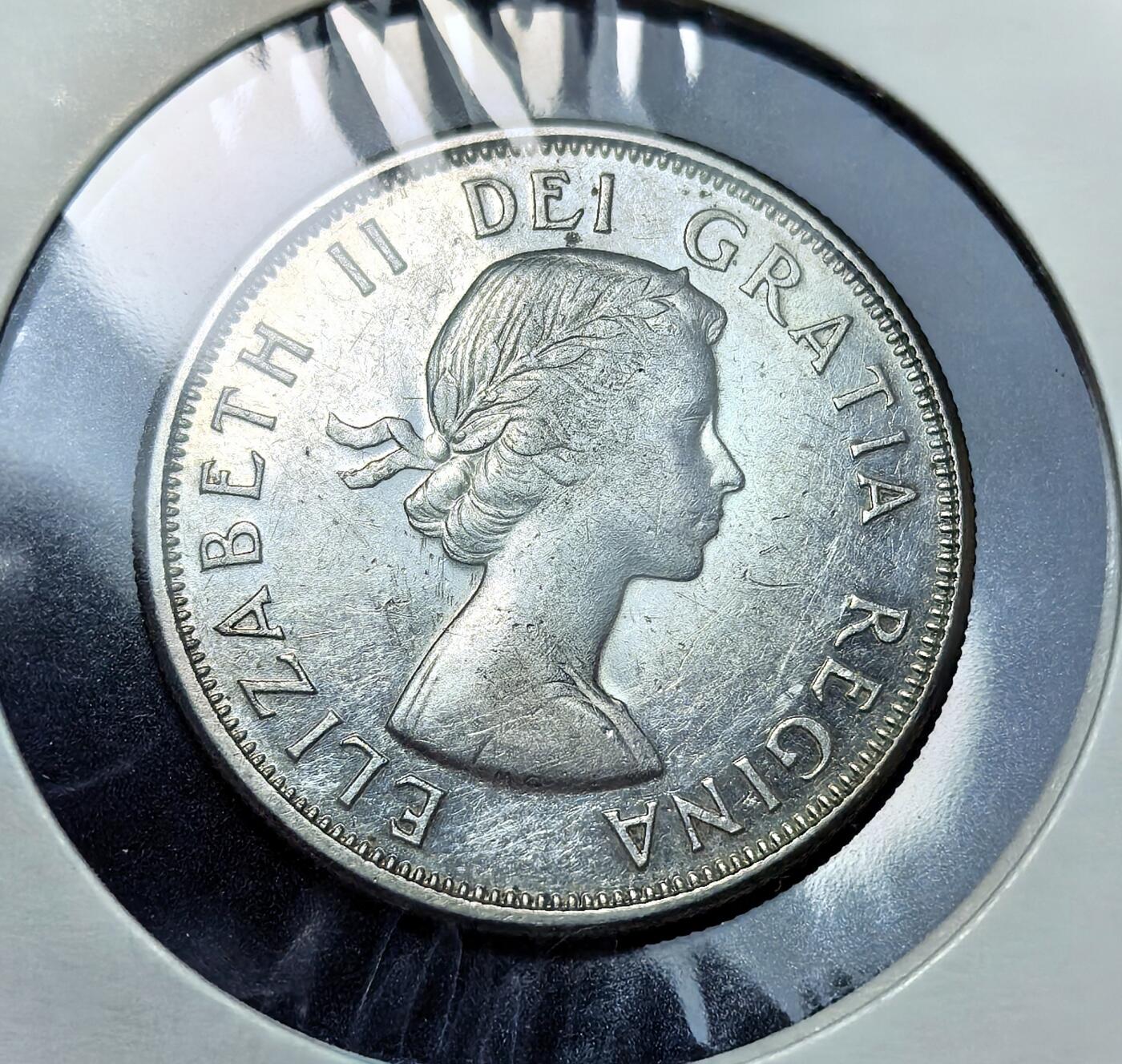 外国优质老铜币银币苏联纪念章，每周六晚九点倒数截拍，满百包邮可寄存，持续收拍 加拿大1964年50分银币11.66克800银纯银价200元，由加拿大皇家造币厂铸造。正面为伊丽莎白二世早期桂冠像；背面是加拿大国徽，象征英联邦身份与国家认同，是英属加拿大时期的代表性流通银币，后逐步被镍币取代。