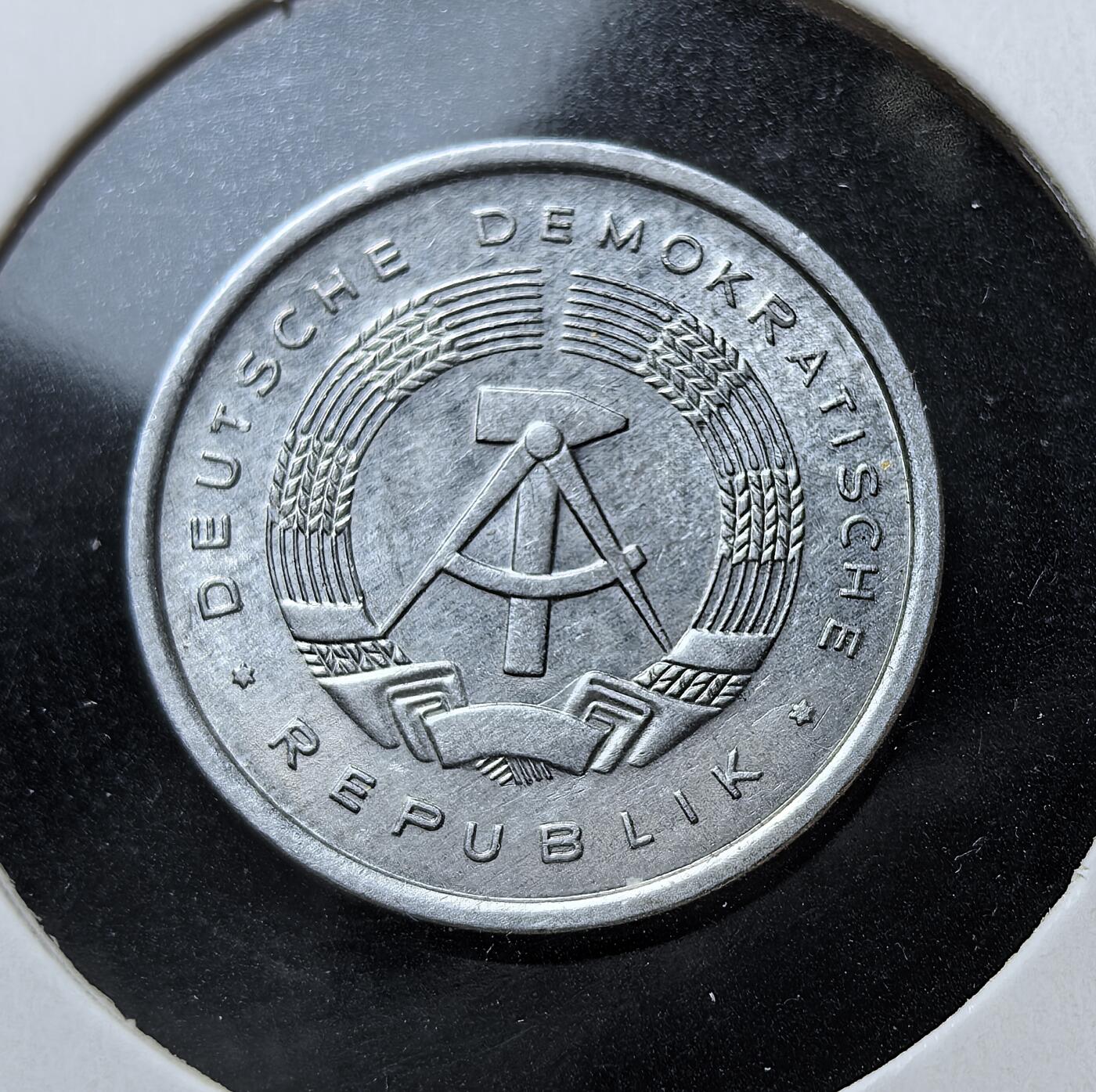 外国优质老铜币银币苏联纪念章，每周六晚九点倒数截拍，满百包邮可寄存，持续收拍 德意志民主共和国1978年5芬尼A版。国徽以锤子圆规象征工农与科技，橡树叶片代表坚韧，是冷战时期东德社会主义建设与日常流通的见证，1990 年两德统一后停止流通。