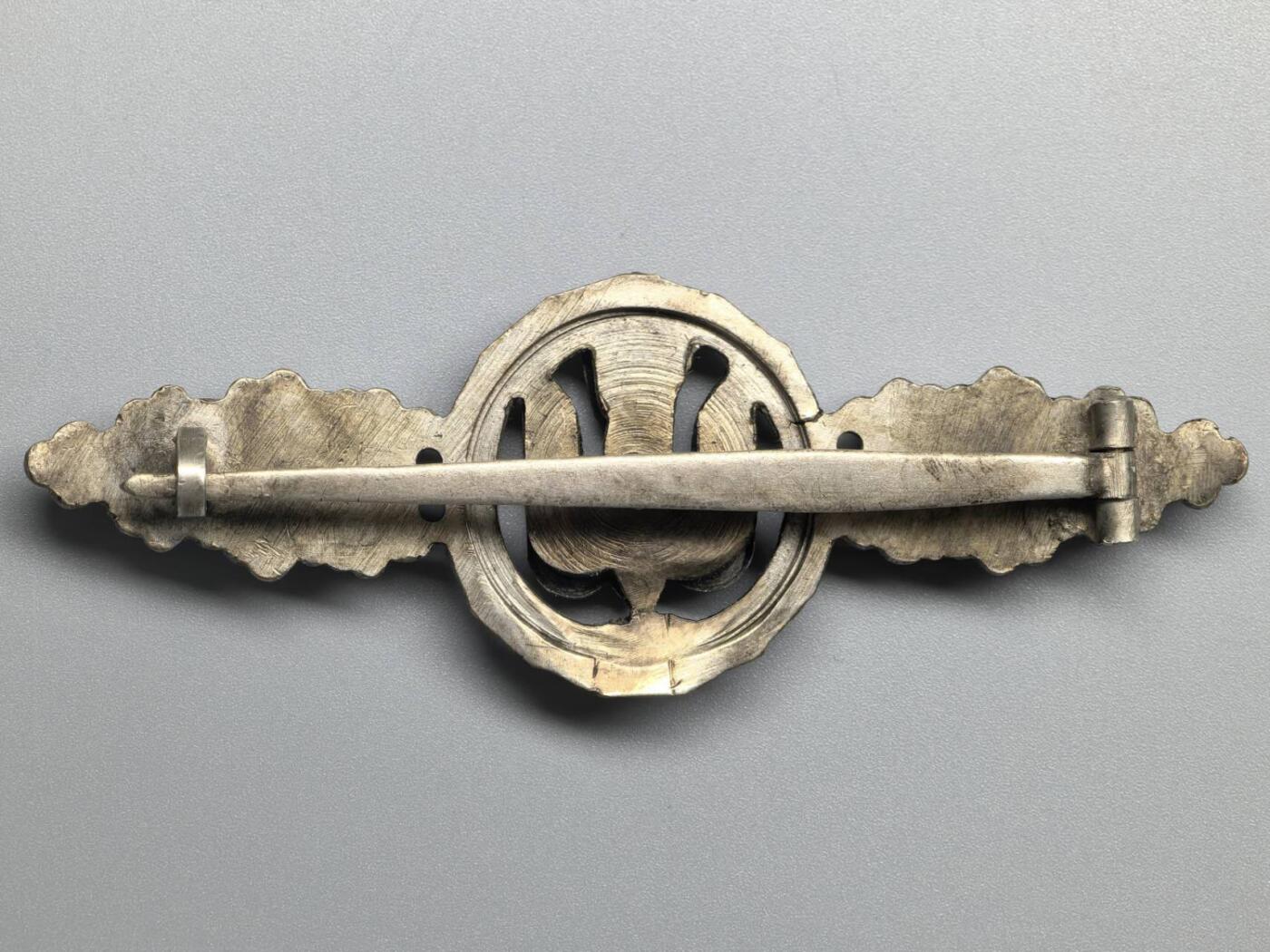 小驴勋章奖章收藏3月7日周六晚六点拍卖（珍爱和平，收藏战争，铭记历史，勿忘国耻，忠党爱国。有偿代拍，送拍规则在简介最后，参拍须阅读规则后再参拍，关系到运费包装发货时效真假辨别等关键信息，拍卖时不再发原图，看大图店主微信码在拍卖店铺介绍里） 得三银级空军重型、中型和俯冲轰炸机勋饰，铜合金镀银，万字符号后焊（原来万字被磨掉了）