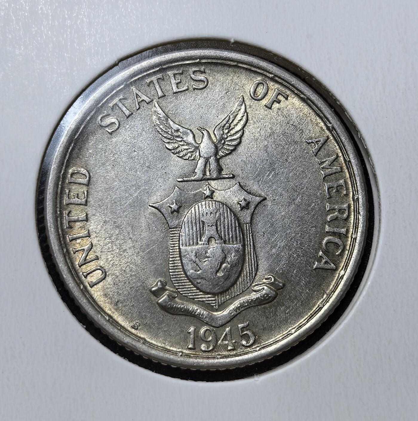 外国优质老铜币银币苏联纪念章，每周六晚九点倒数截拍，满百包邮可寄存，持续收拍 极美品带光美属菲律宾1945年50 分银币10克750银纯银价160元，二战期间马尼拉造币厂被毁，美国为解放后菲律宾恢复流通，正面为持锤自由女神与马荣火山，背面是美属菲律宾国徽，见证美治与战后重建。