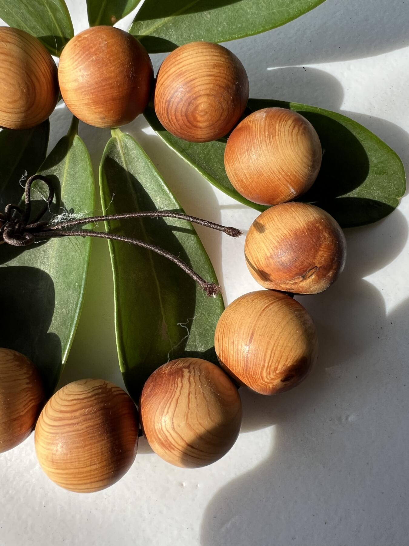 零元拍：崖柏老料2.0手串，十年前的存货了，油性极大。