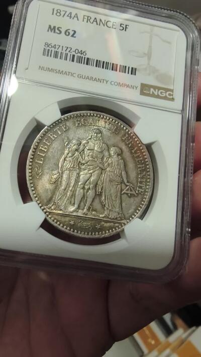 修遠堂世界钱币第106期，请看参拍说明 NGC MS62 1874年法国大力神5法郎大银币，A厂铭，五彩