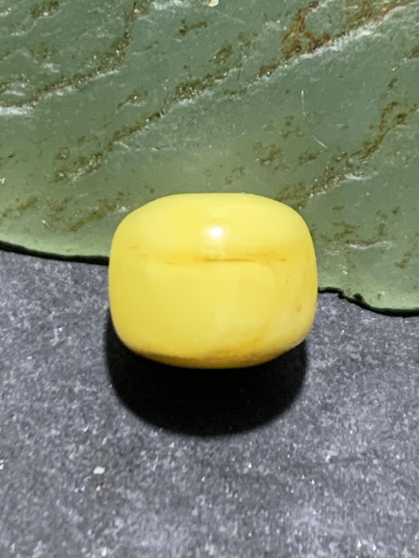 天然俄料原矿蜜蜡老形桶珠一颗，