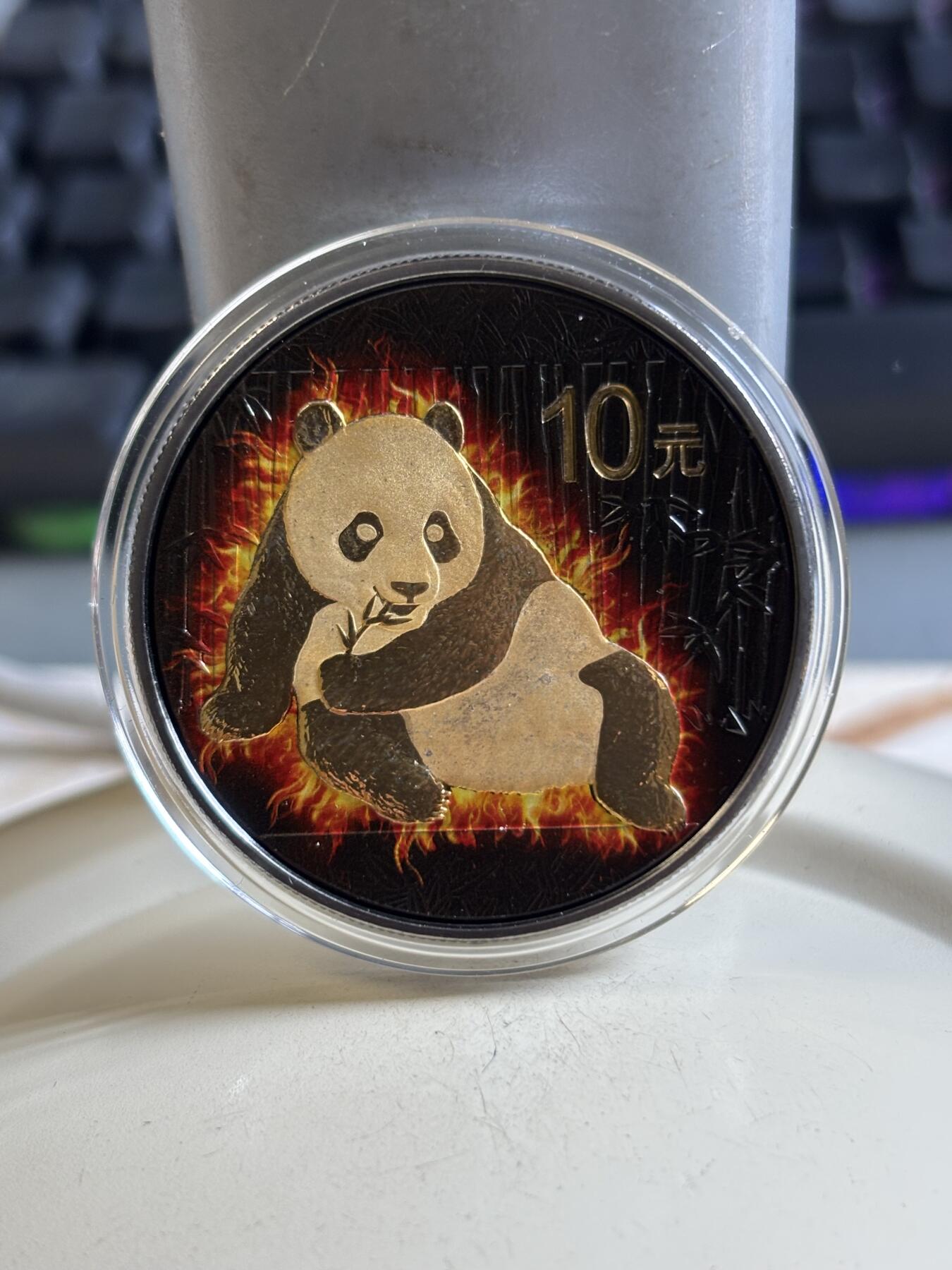 第192期拍卖 中国2015年黑金帝国国宝熊猫钌化镀金1盎司纪念银币，999银，发行1000枚，盒子有脱皮