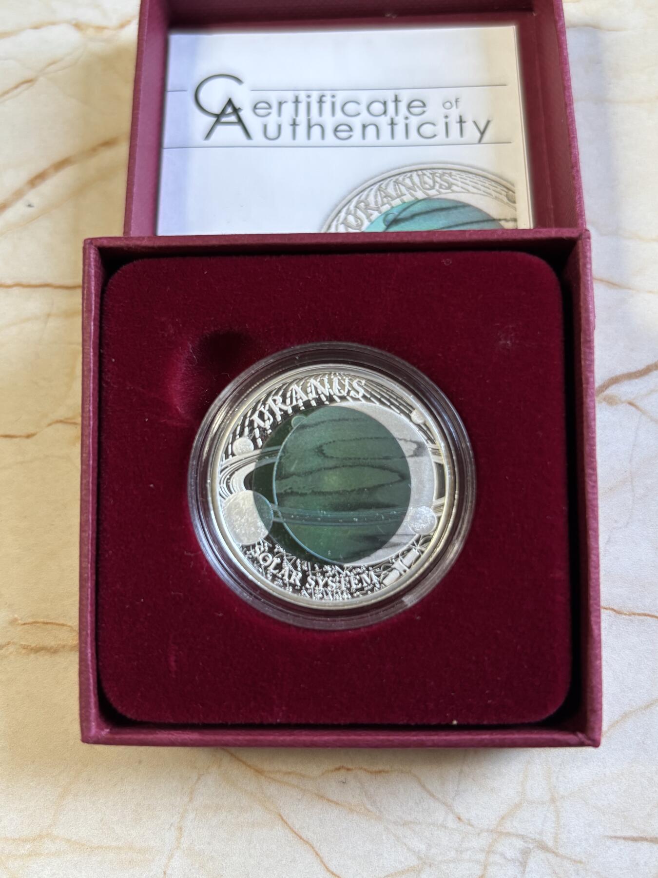 第193期拍卖 帕劳2018年太阳系系列2天王星镶蓝色铌金属彩银币，金属:999银/998铌，重量:15克(8.3克银/6.7克铌），直径:30毫米，发行：3000枚