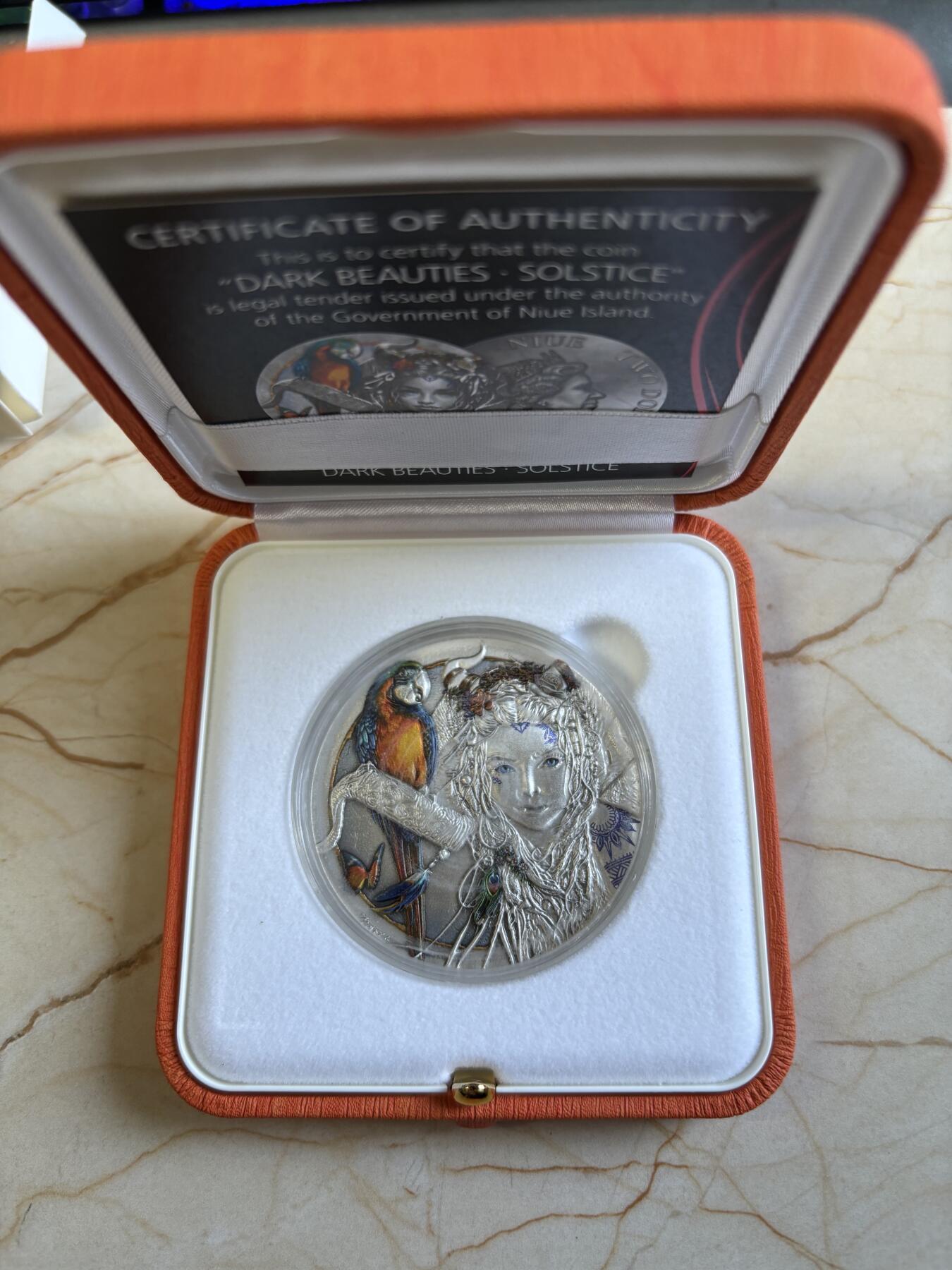 第193期拍卖 纽埃2022年黑暗女神系列5solstice彩色仿古银币，999银，50克，发行250枚