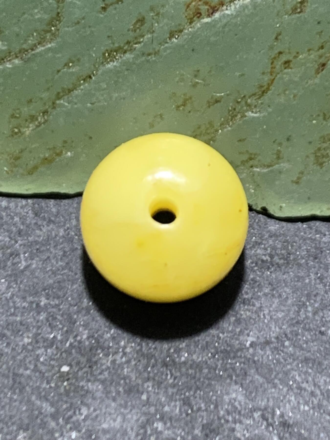 天然俄料原矿蜜蜡老形桶珠一颗，