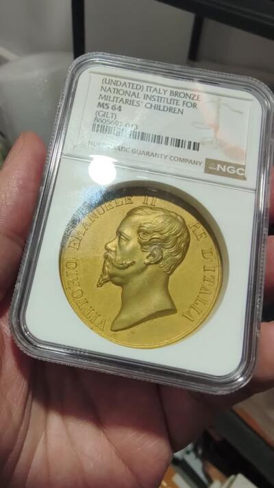 修遠堂世界钱币第106期，请看参拍说明 NGC MS64 意大利国王维托里奥・埃马努埃莱二世（Vittorio Emanuele II，1861–1878 年在位）时期鎏金铜章