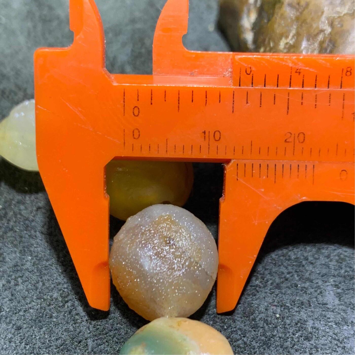 精美阿拉善玛瑙彩珠原石手串一条，