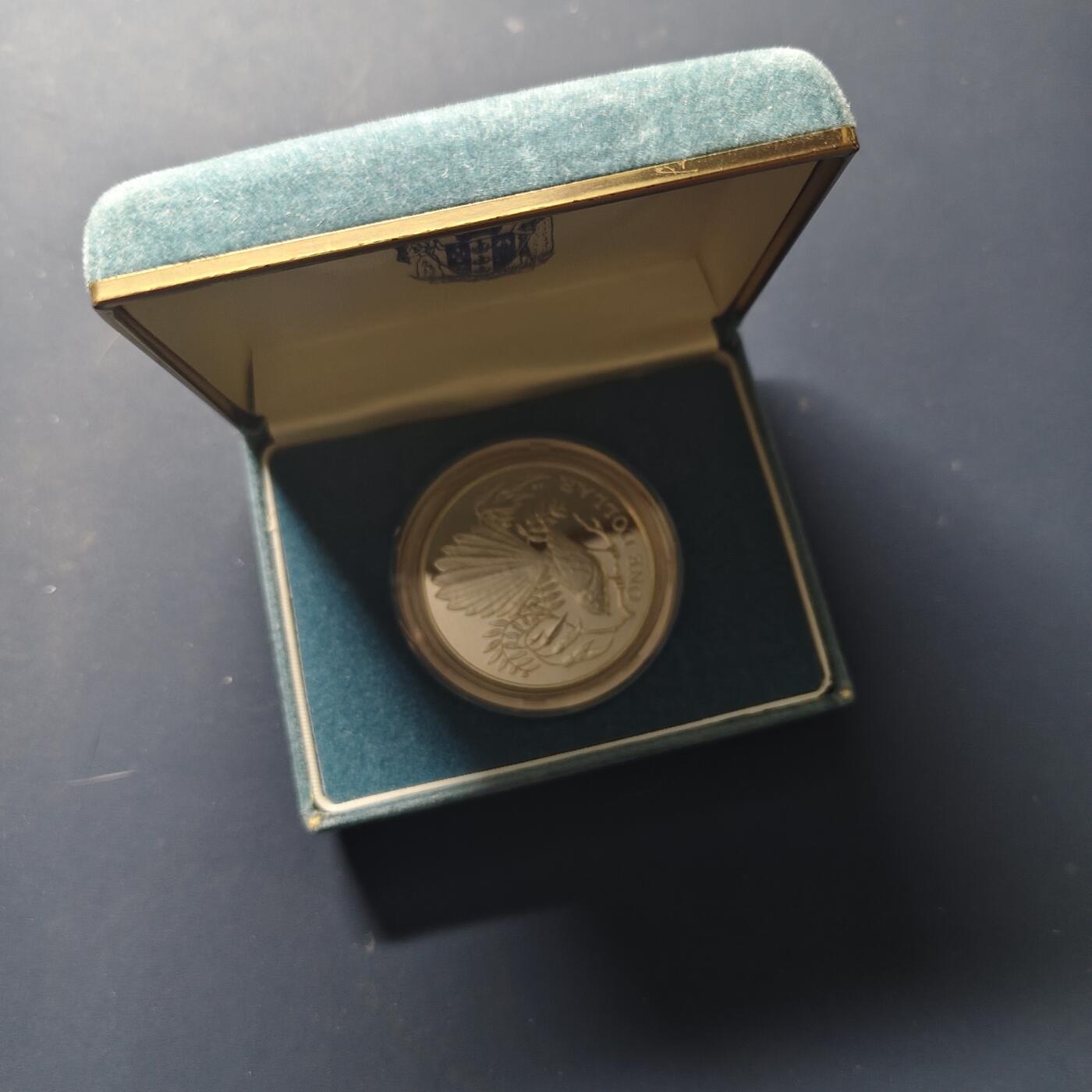 【全场包邮】纯粹捡漏拍511场 新西兰1980年1元本地鸟类系列扇尾鹟精制克朗型纪念银币【38.8毫米27.2克92.5%】-盒装