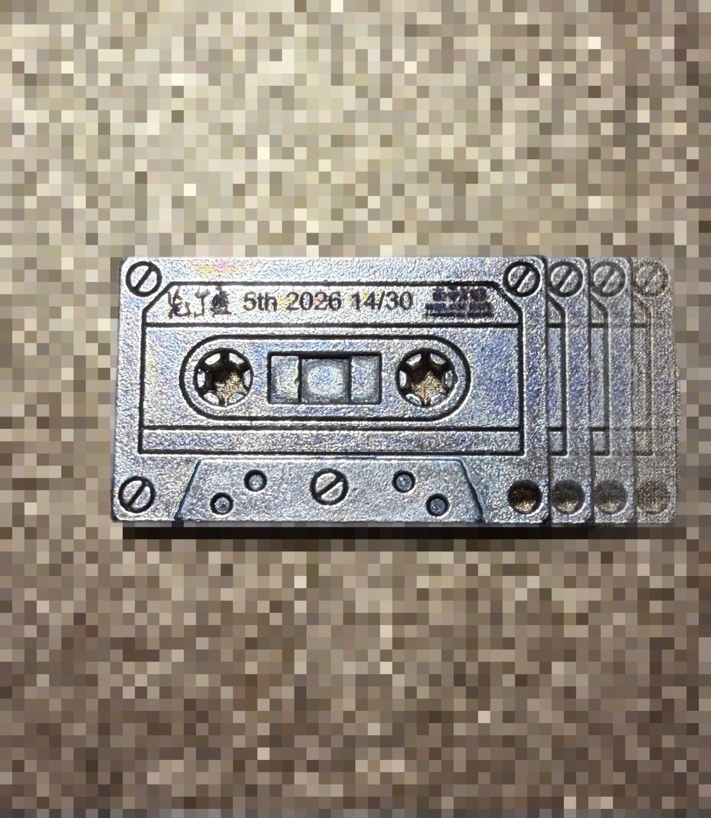 CSIS-GREAT评级精品钱币拍卖第三百四十二期 西瓜太郎2026年忘了爱摇滚乐团成立5周年锌合金仿古磁带型异形立体镂空纪念章摇滚版