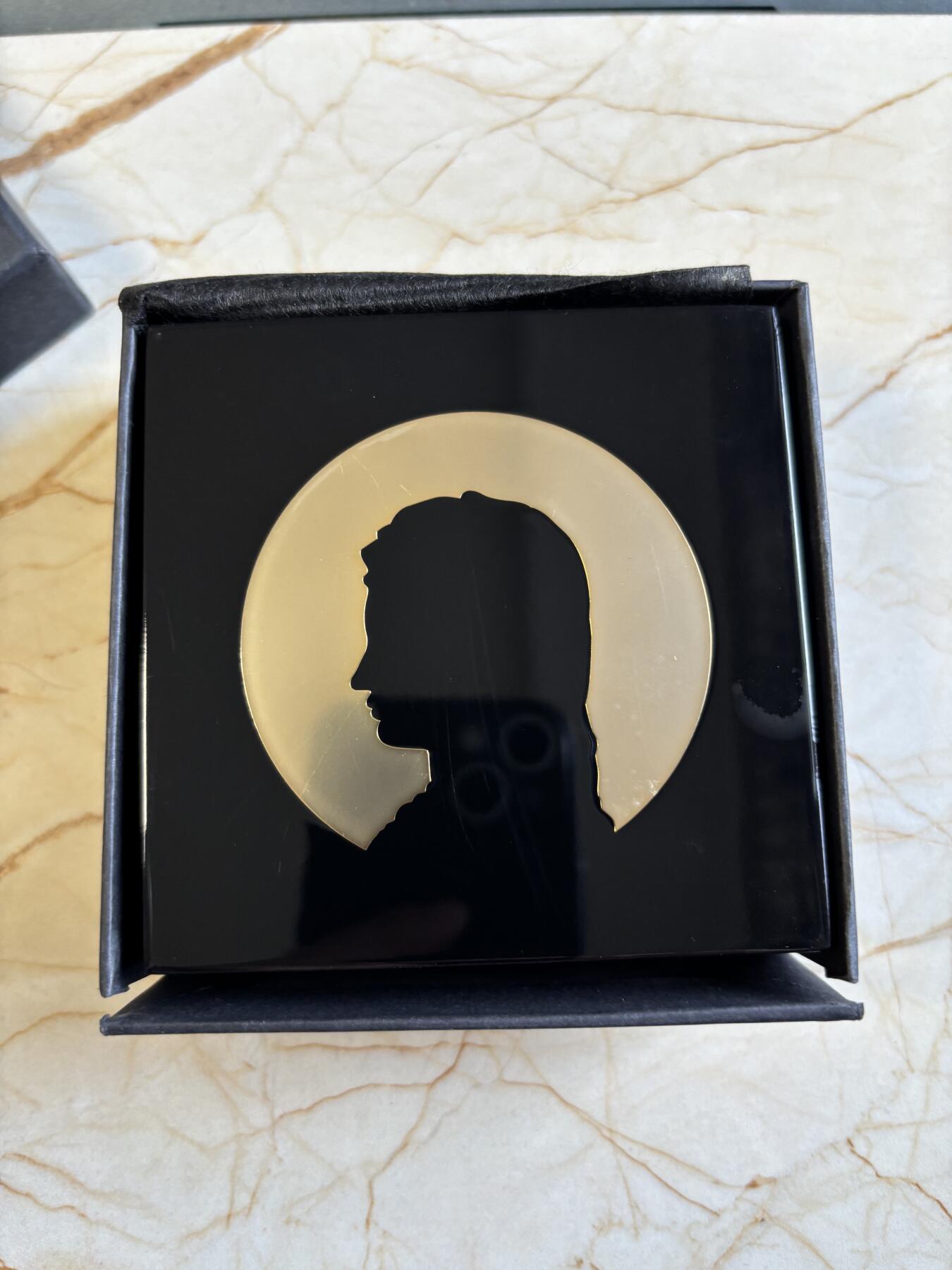 第193期拍卖 库克2020年圣母麦当娜和圣子3盎司立体镀金银币，999银，发行501枚