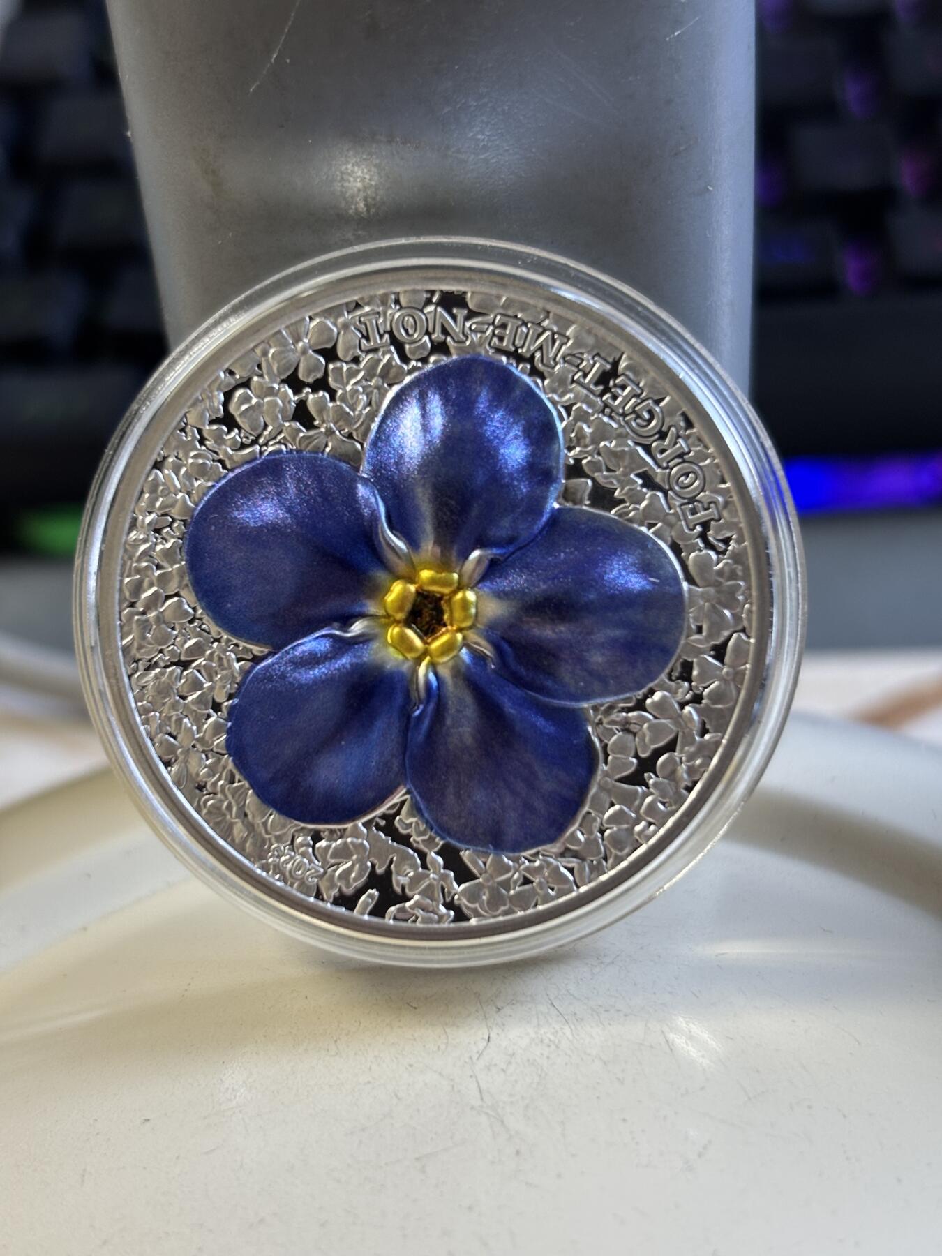 第193期拍卖 帕劳2023年花卉系列勿忘我花2盎司高浮雕彩色银币，999银，发行999枚