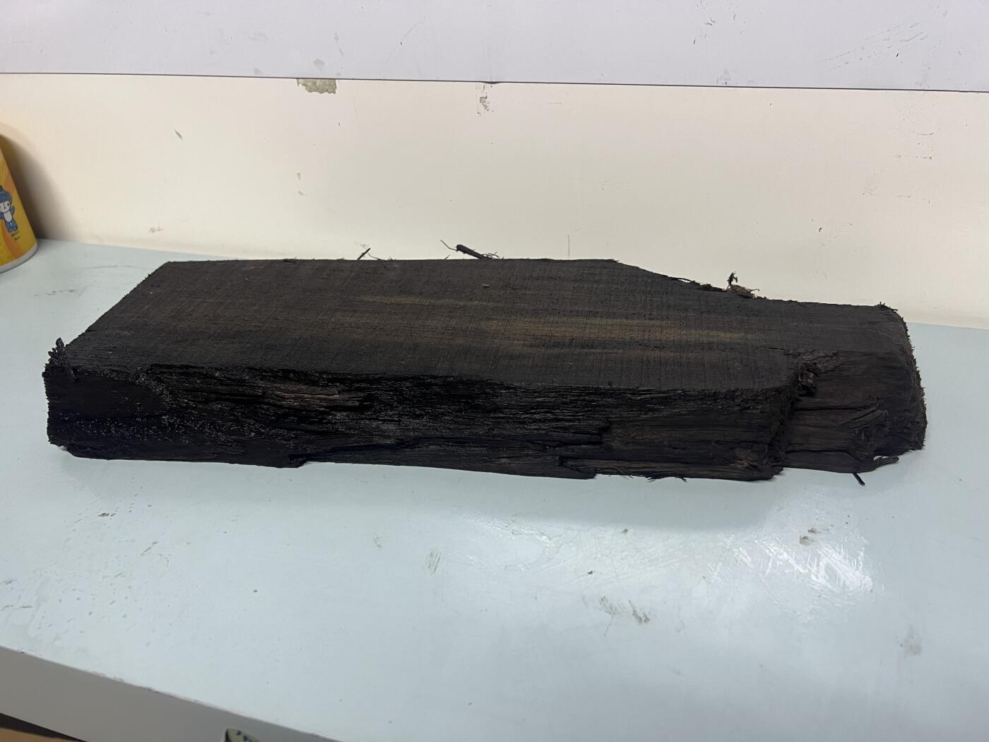 零元拍：NO.15乌木金丝楠 ，无需打磨就已经金光闪闪。满金丝药香，尺寸约：39/15/4CM。4斤多重