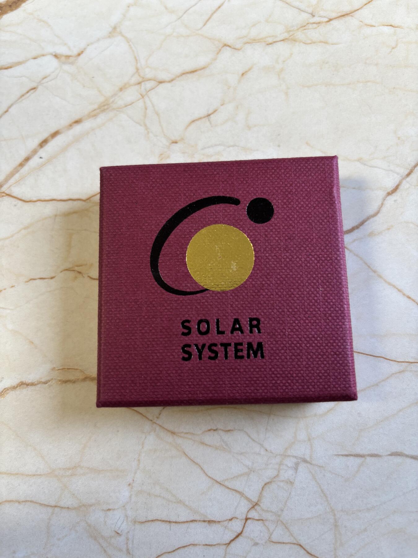 第193期拍卖 帕劳2018年太阳系系列2天王星镶蓝色铌金属彩银币，金属:999银/998铌，重量:15克(8.3克银/6.7克铌），直径:30毫米，发行：3000枚