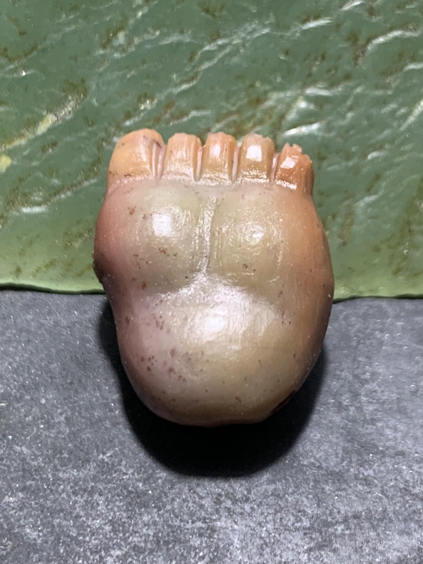 精美亚光盐源玛瑙手工雕刻“知足常乐”吊坠一颗