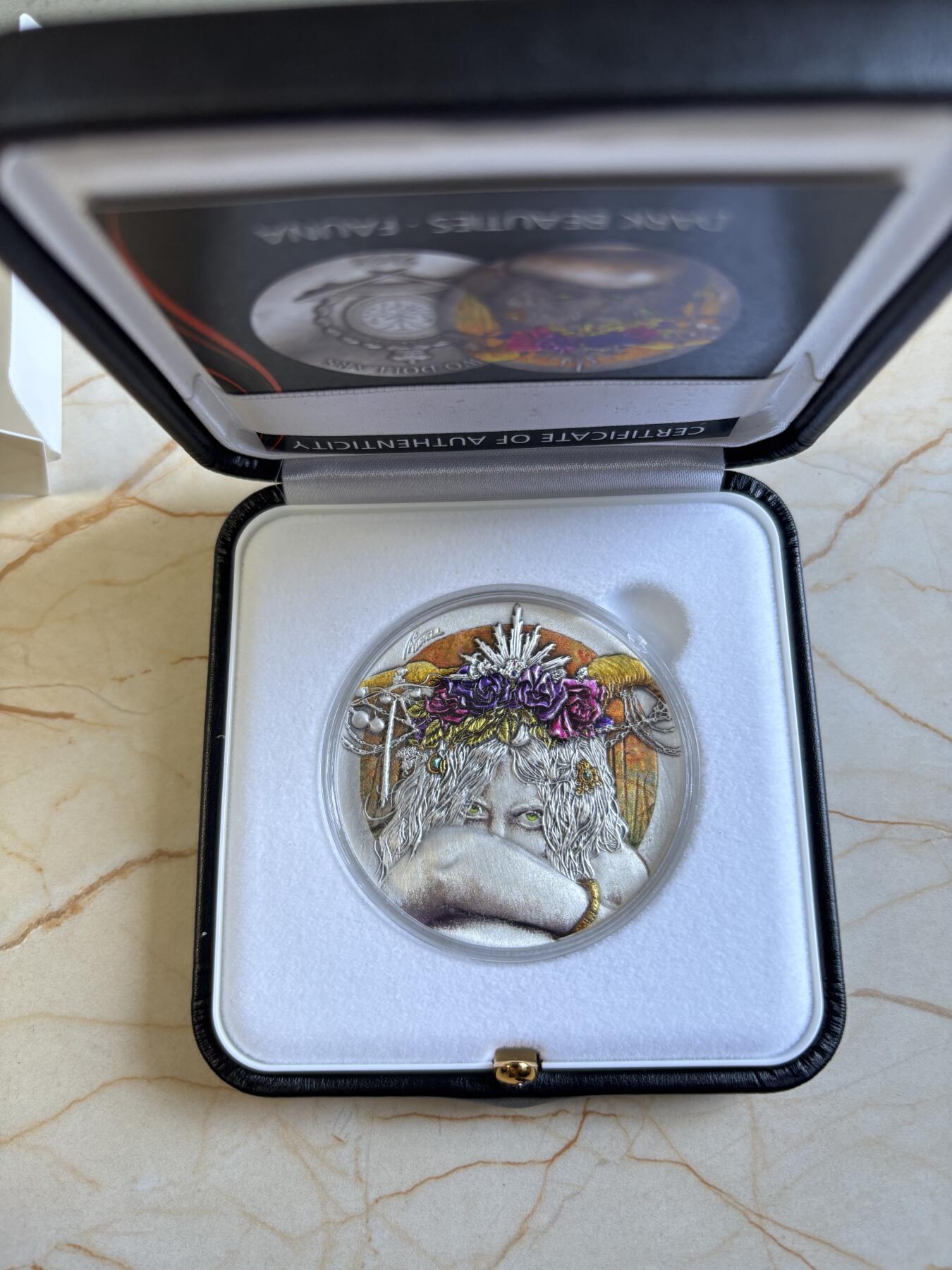 第193期拍卖 纽埃2024年黑暗女神系列FAUNA女神彩色纪念银币，999银，50克，发行300枚