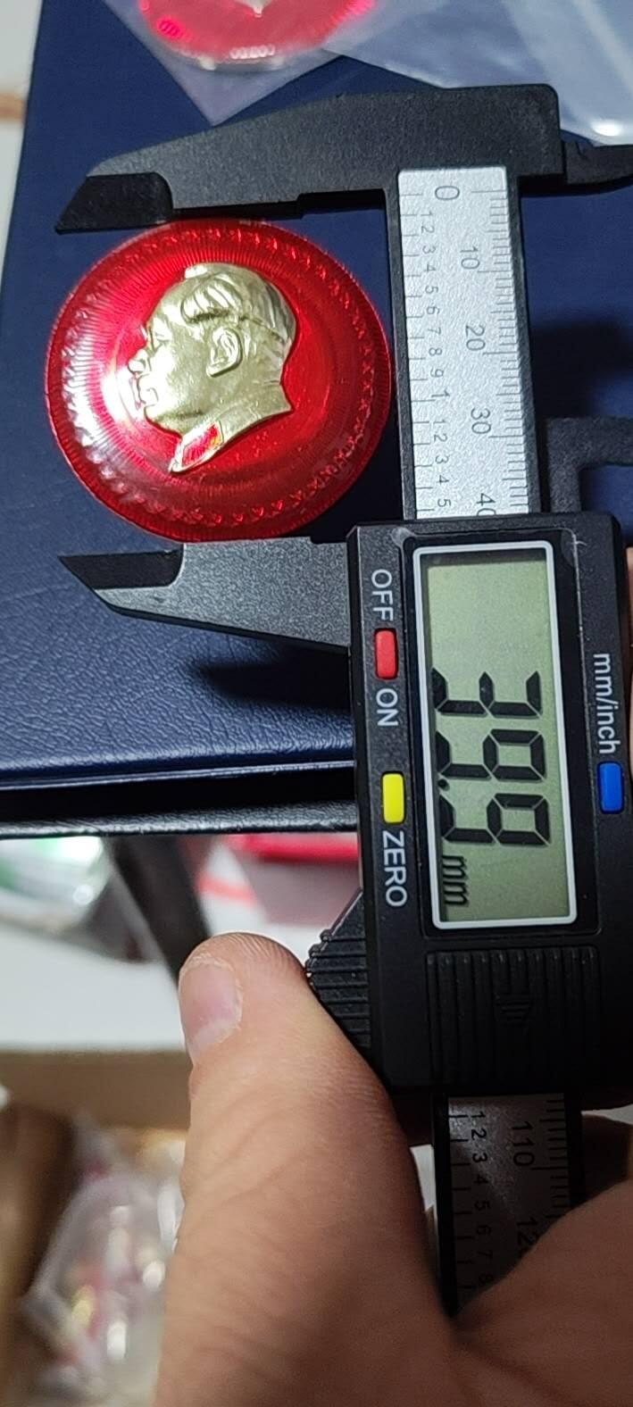 毛主席像章拍场，都是部队题材章 🔥🔥🔥🔥毛主席像章，39.9毫米，背面有铭文：北京军区后勤部营房部