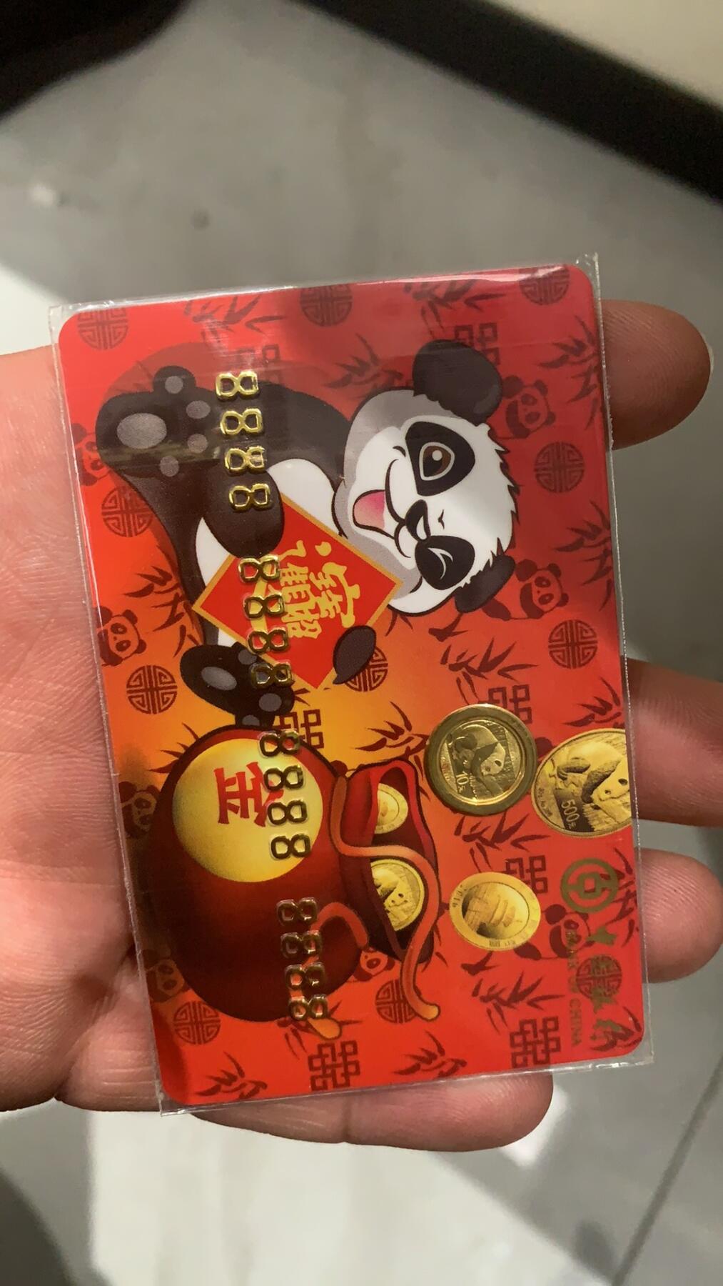 【礼羽收藏】🌏世界钱币拍卖127期 2016年熊猫金币1g 卡装特别版 正面有红点 介意勿拍