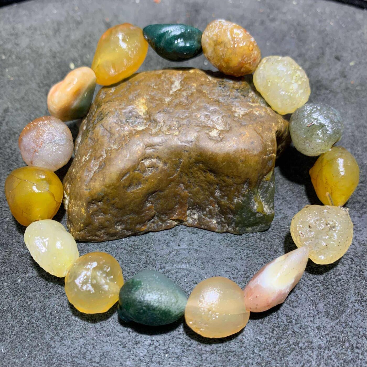 精美阿拉善玛瑙彩珠原石手串一条，