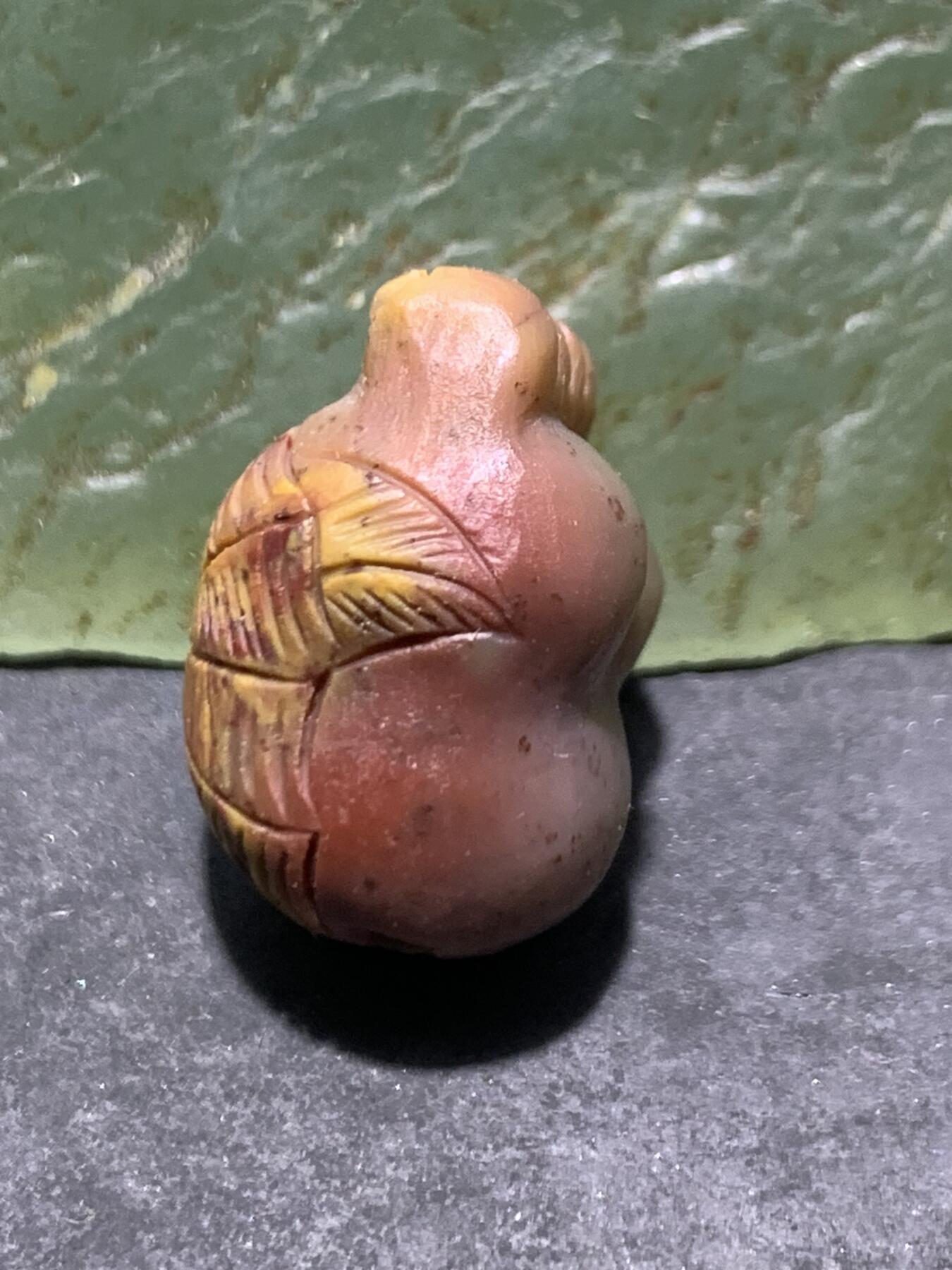 精美亚光盐源玛瑙手工雕刻“知足常乐”吊坠一颗