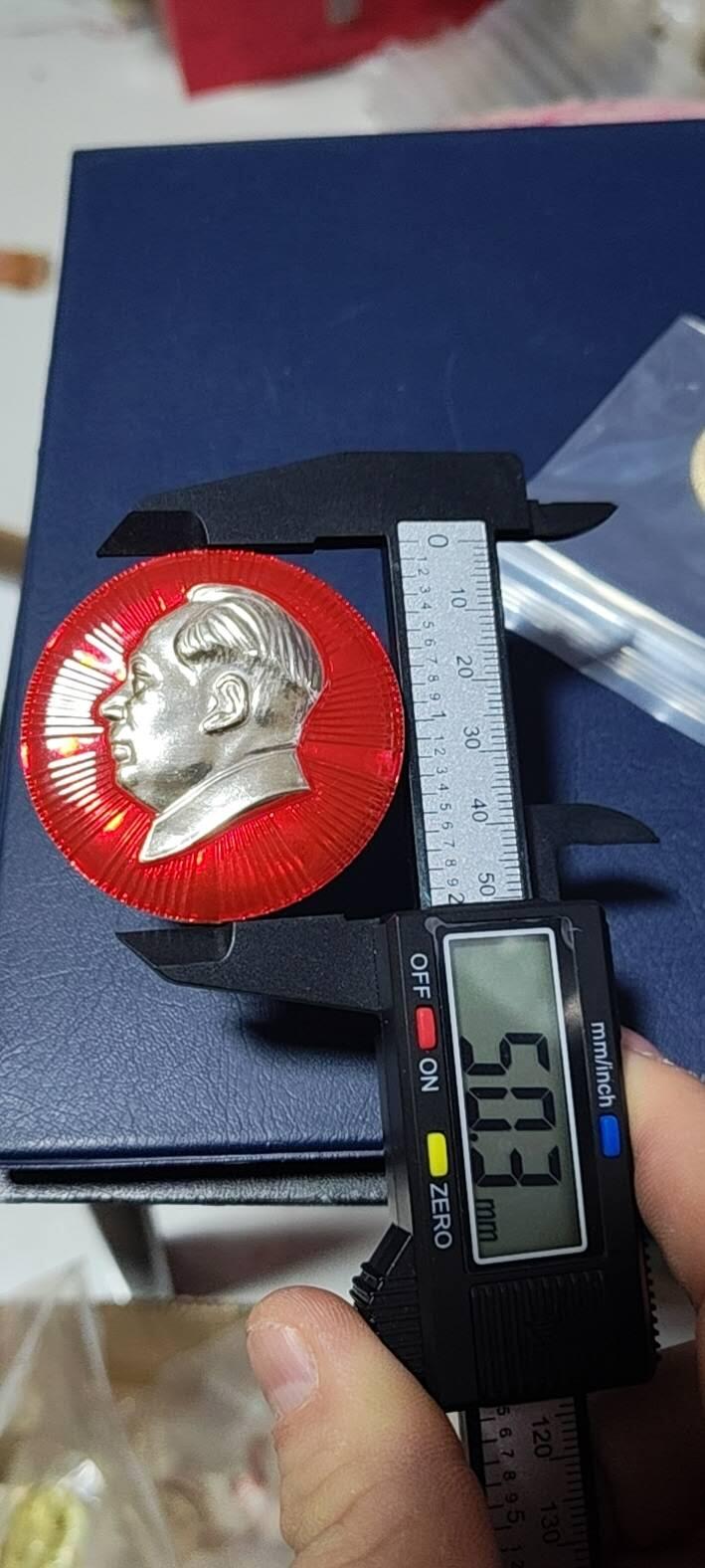 毛主席像章拍场，都是部队题材章 🔥🔥🔥🔥毛主席像章，50.3毫米，背面有铭文：中国人民解放军炮兵