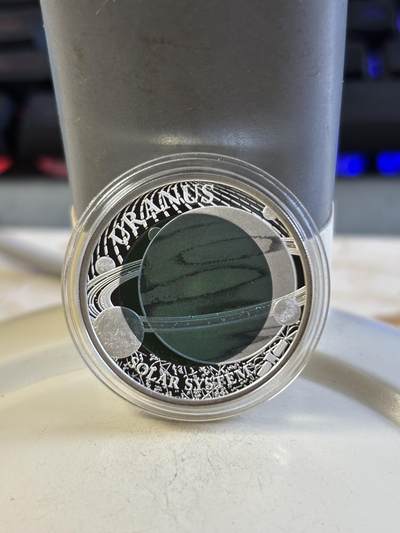 第193期拍卖 - 帕劳2018年太阳系系列2天王星镶蓝色铌金属彩银币，金属:999银/998铌，重量:15克(8.3克银/6.7克铌），直径:30毫米，发行：3000枚