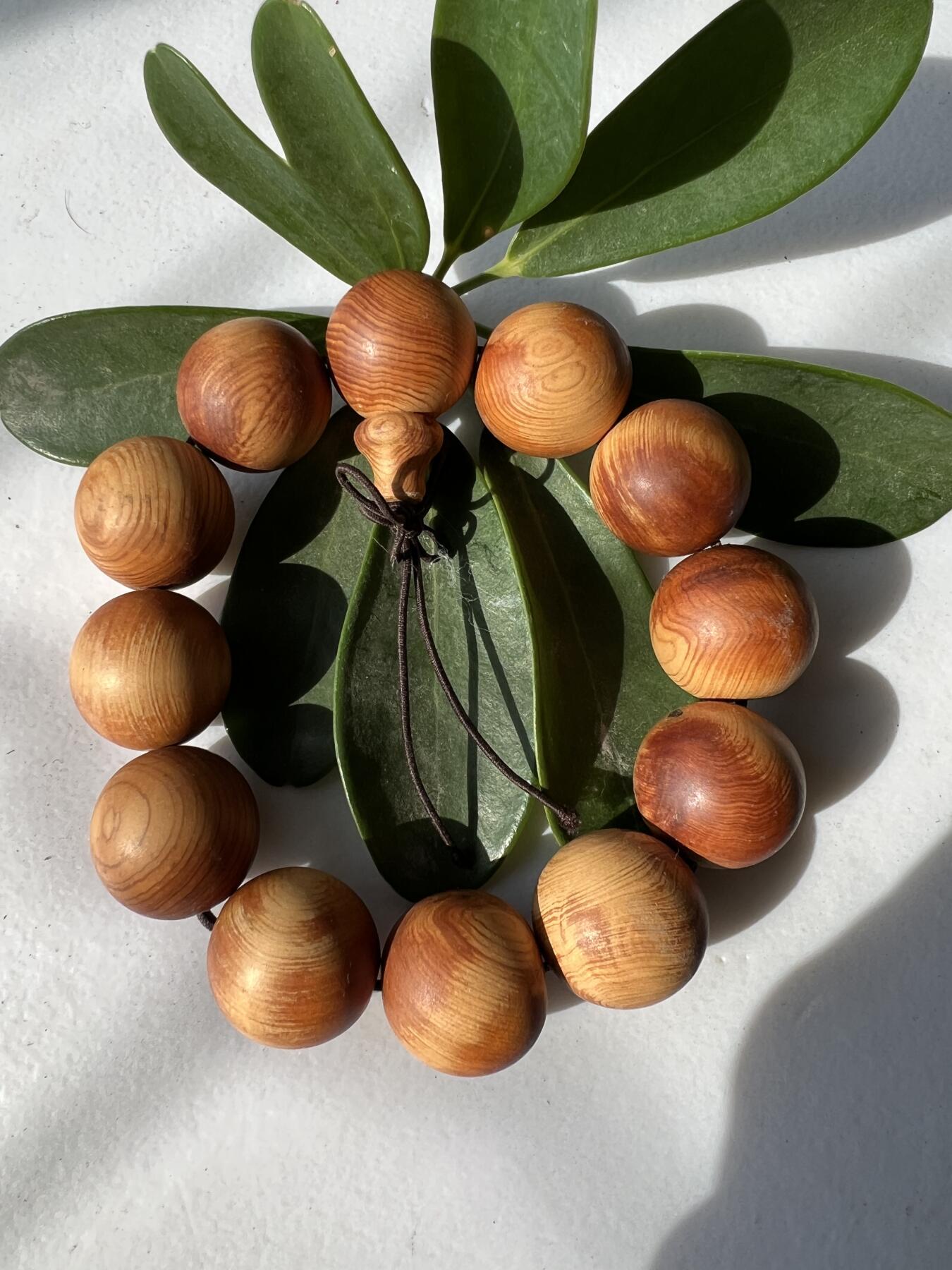 零元拍：崖柏老料2.0手串，十年前的存货了，油性极大。