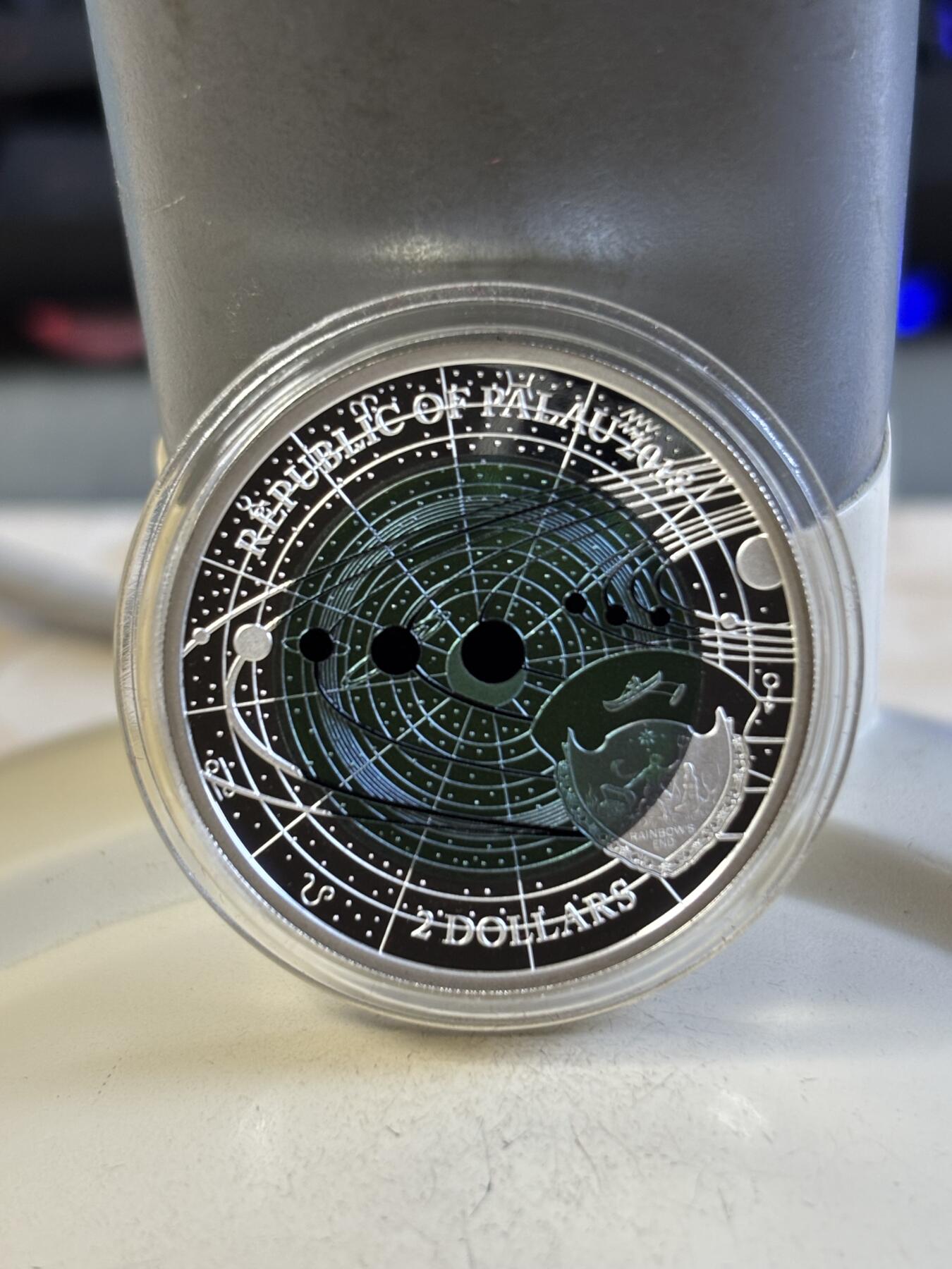 第193期拍卖 帕劳2018年太阳系系列2天王星镶蓝色铌金属彩银币，金属:999银/998铌，重量:15克(8.3克银/6.7克铌），直径:30毫米，发行：3000枚