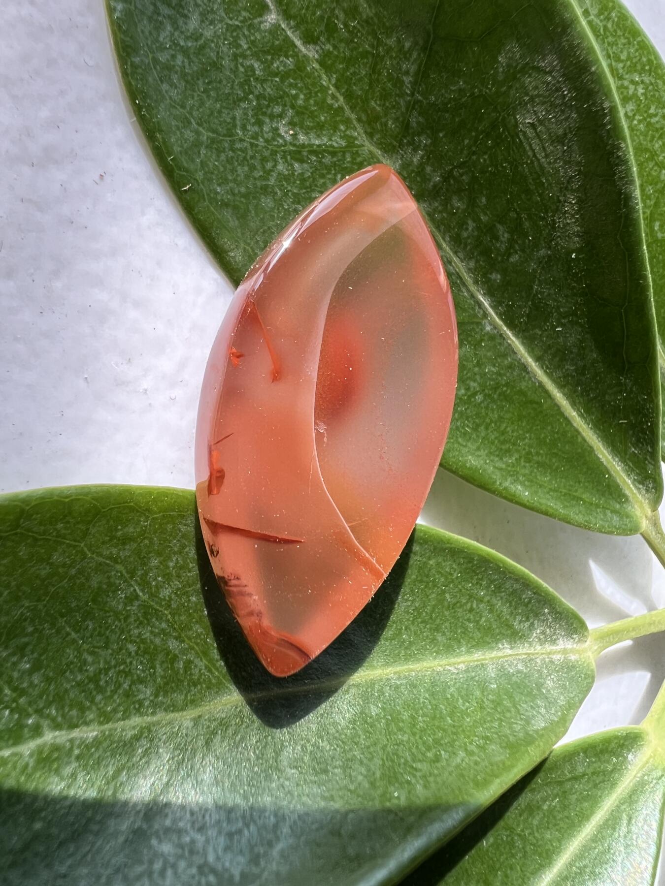 零元拍：南红玛瑙蛋面，有漂亮的草花。都是十多年前的存货了，长约 31MM，宽约 15MM，厚约 8MM约6克 ，因为拍照环境以及光线的变化，颜色以实物为准。