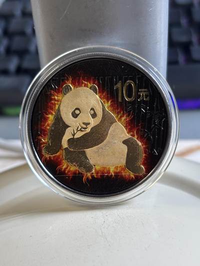 第192期拍卖 - 中国2015年黑金帝国国宝熊猫钌化镀金1盎司纪念银币，999银，发行1000枚，盒子有脱皮