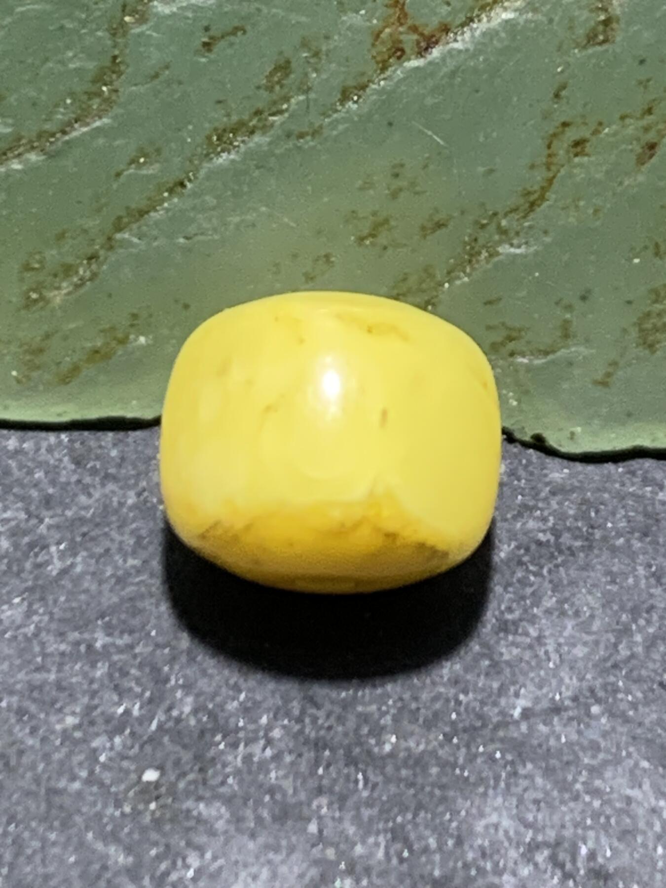 天然俄料原矿蜜蜡老形桶珠一颗，