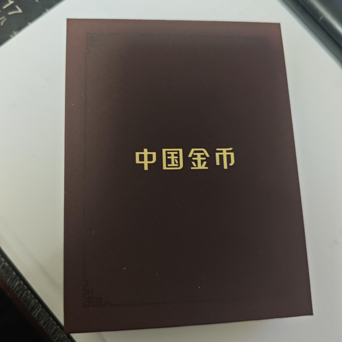 3月6日白银价格加价两元起拍各类银币，有金总封装币，评级币，银行直售币，全部有证书，部分有发票或购货单，品种为生肖羊，狗，福字币，形状有圆形，梅花和扇形