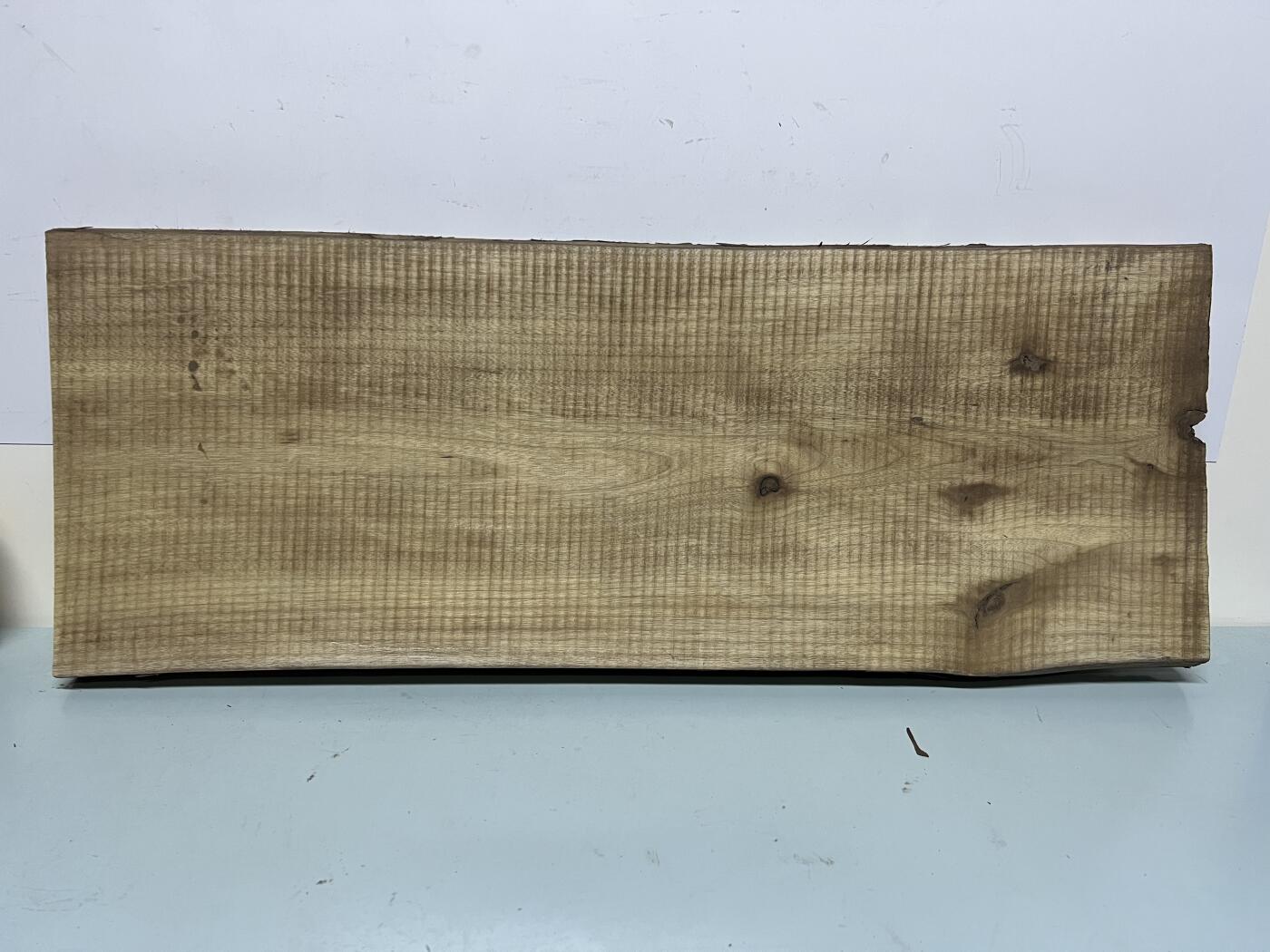 零元拍：NO.39 金丝楠黄料做干泡台，无需打磨就已经金光闪闪。满金丝药香，尺寸约：67.5/26/3CM。