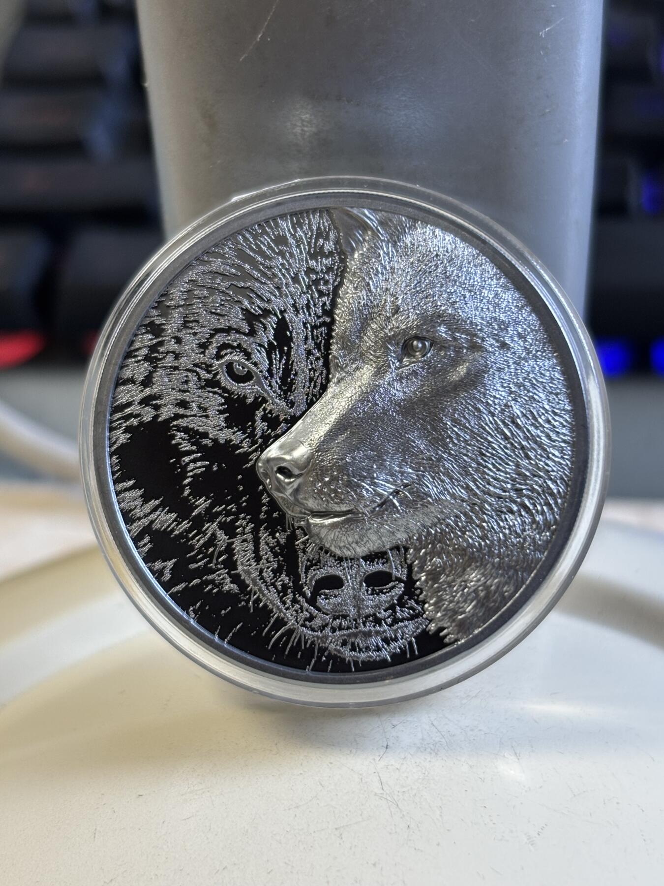 第193期拍卖 蒙古2021年大自然狼2盎司双面高浮雕黑色银币，999银，发行999枚