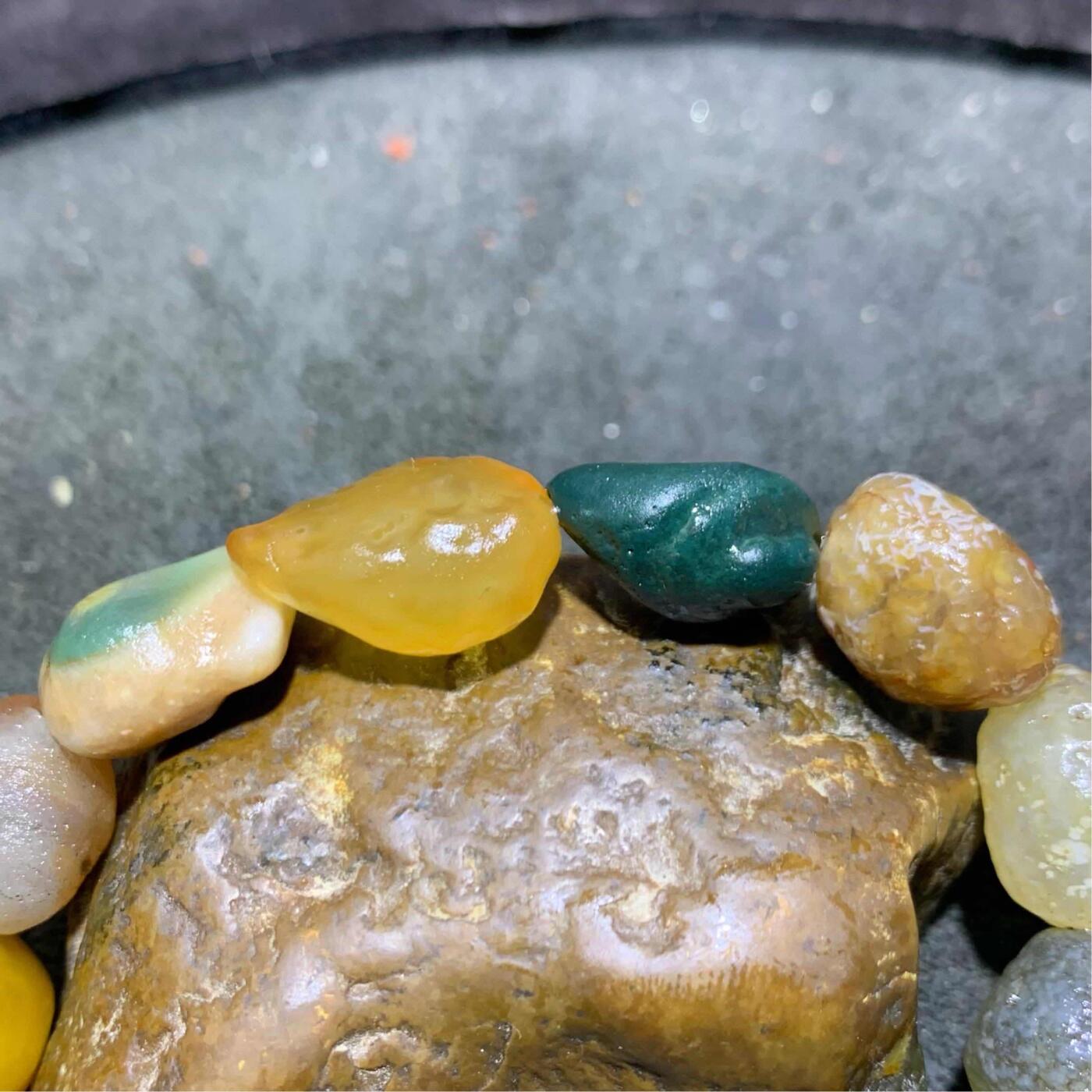 精美阿拉善玛瑙彩珠原石手串一条，