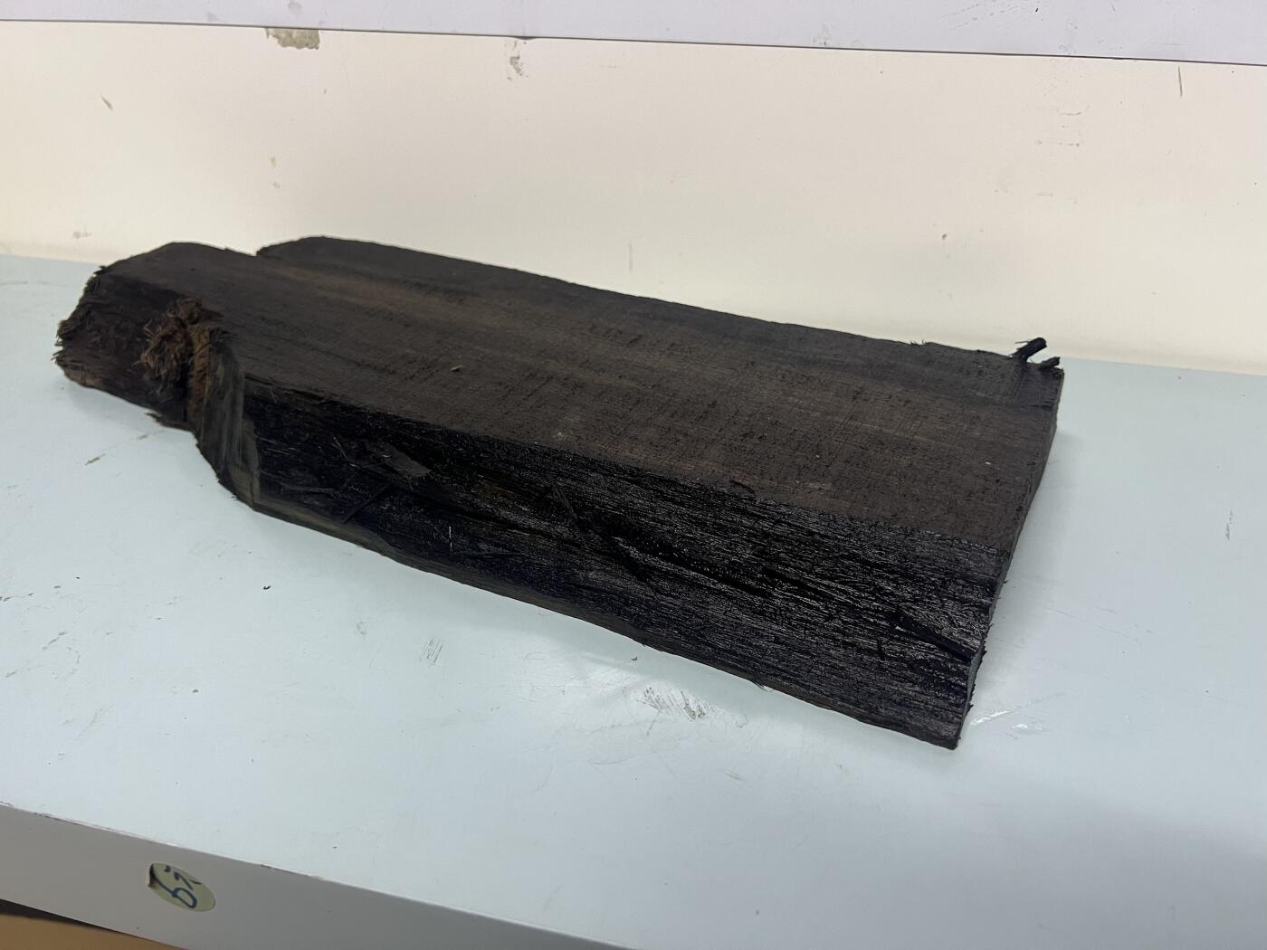 零元拍：NO.15乌木金丝楠 ，无需打磨就已经金光闪闪。满金丝药香，尺寸约：39/15/4CM。4斤多重