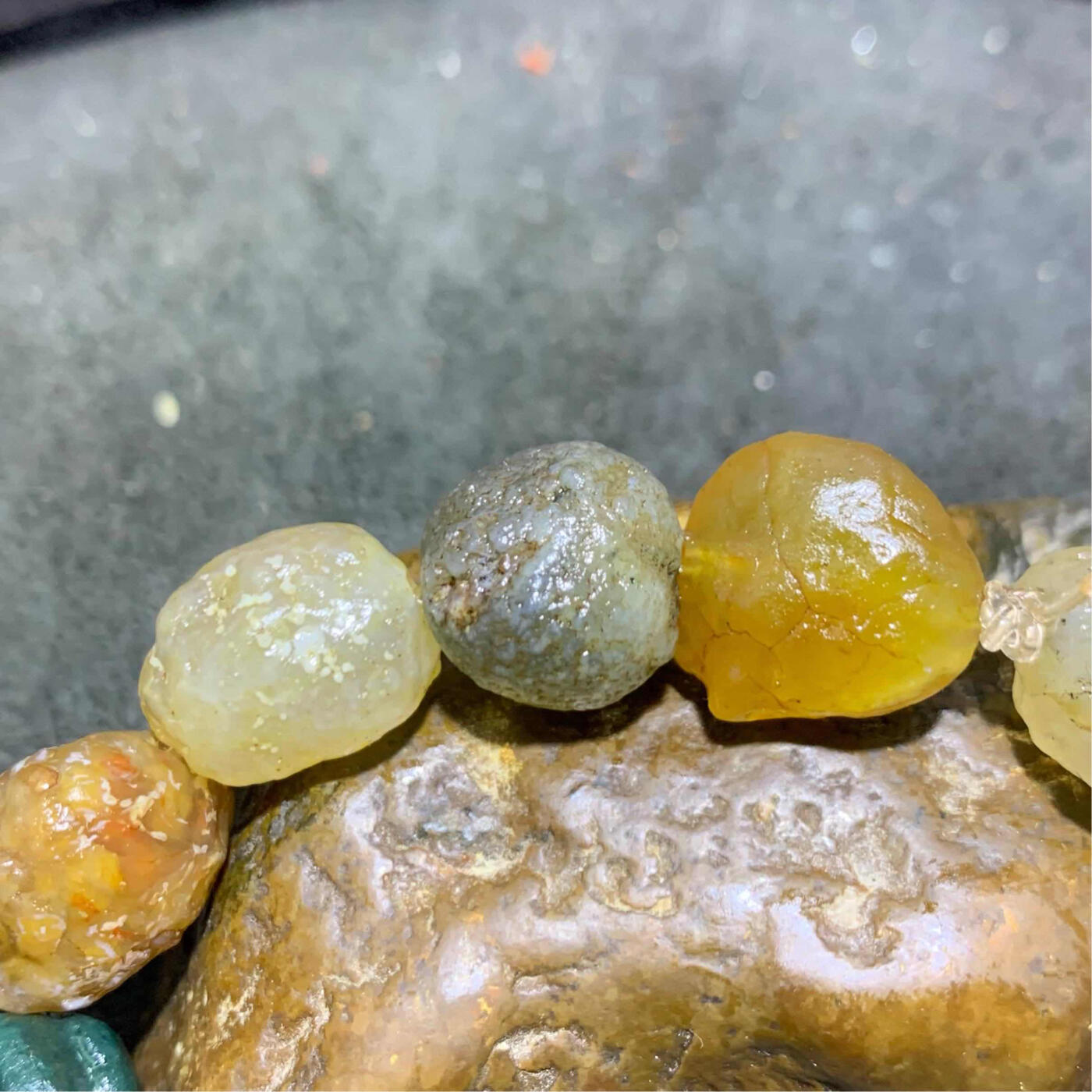 精美阿拉善玛瑙彩珠原石手串一条，