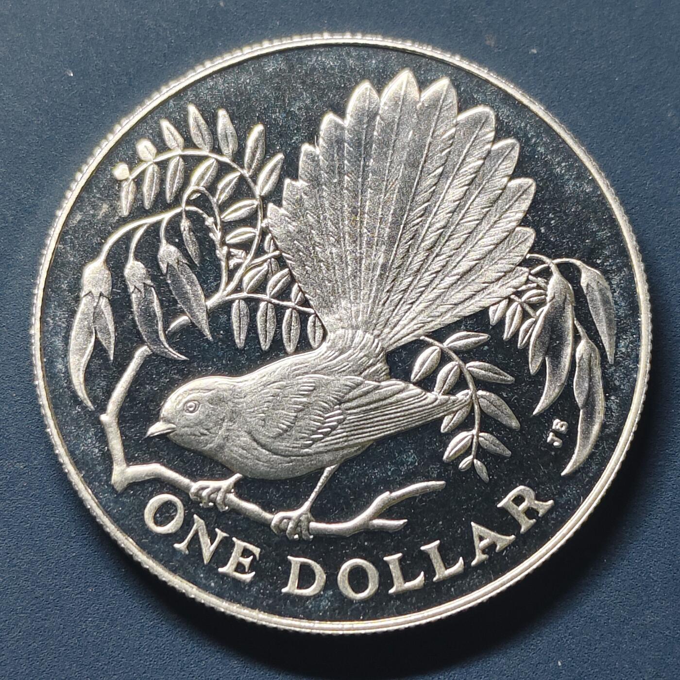 【全场包邮】纯粹捡漏拍511场 新西兰1980年1元本地鸟类系列扇尾鹟精制克朗型纪念银币【38.8毫米27.2克92.5%】-盒装