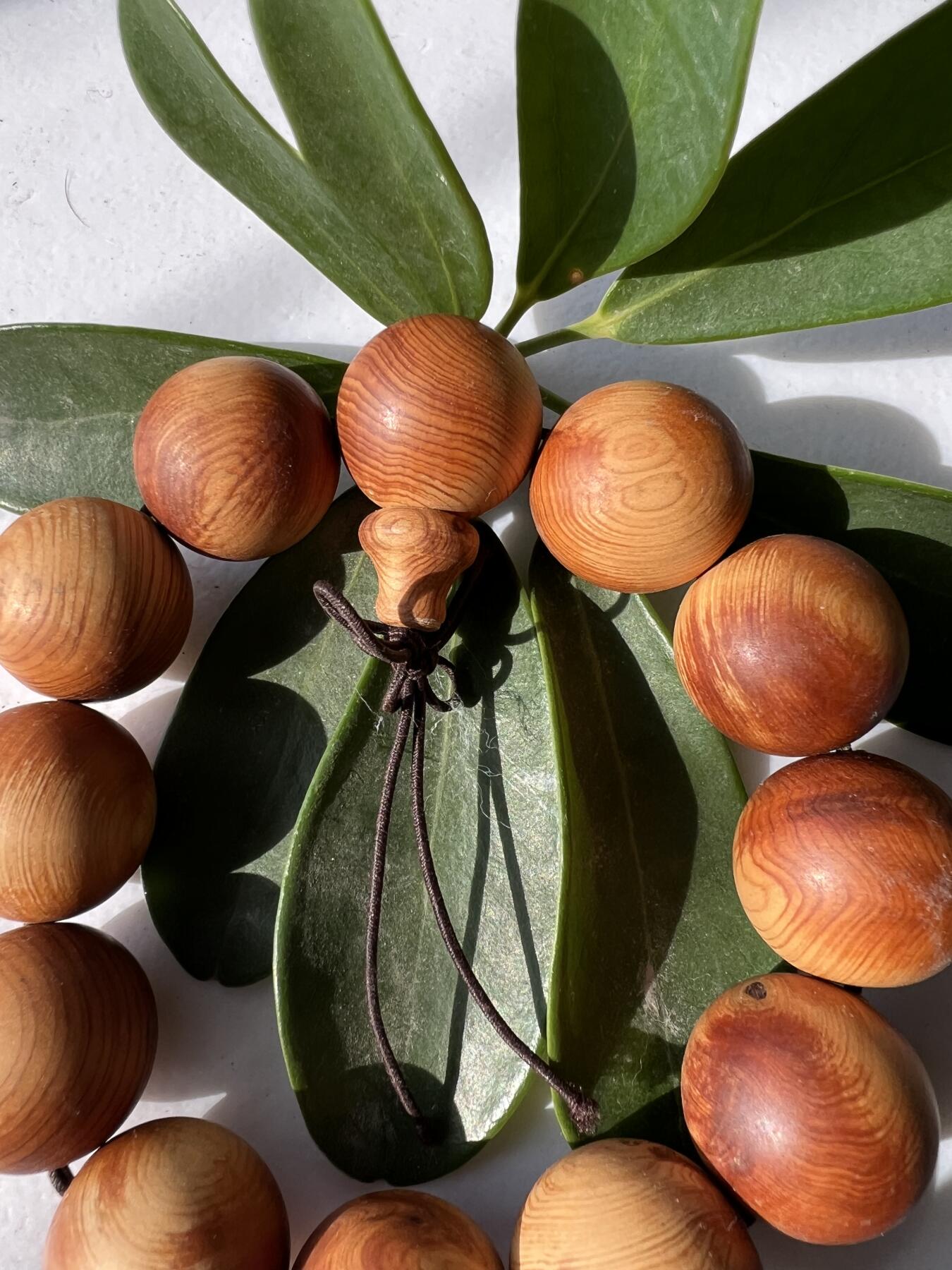 零元拍：崖柏老料2.0手串，十年前的存货了，油性极大。