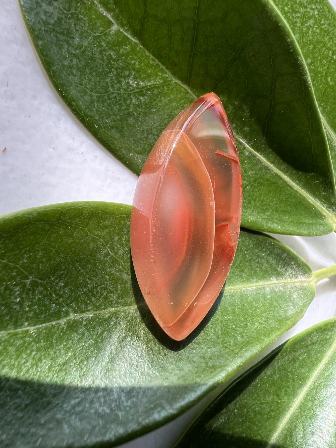 零元拍：南红玛瑙蛋面，有漂亮的草花。都是十多年前的存货了，长约 31MM，宽约 15MM，厚约 8MM约6克 ，因为拍照环境以及光线的变化，颜色以实物为准。